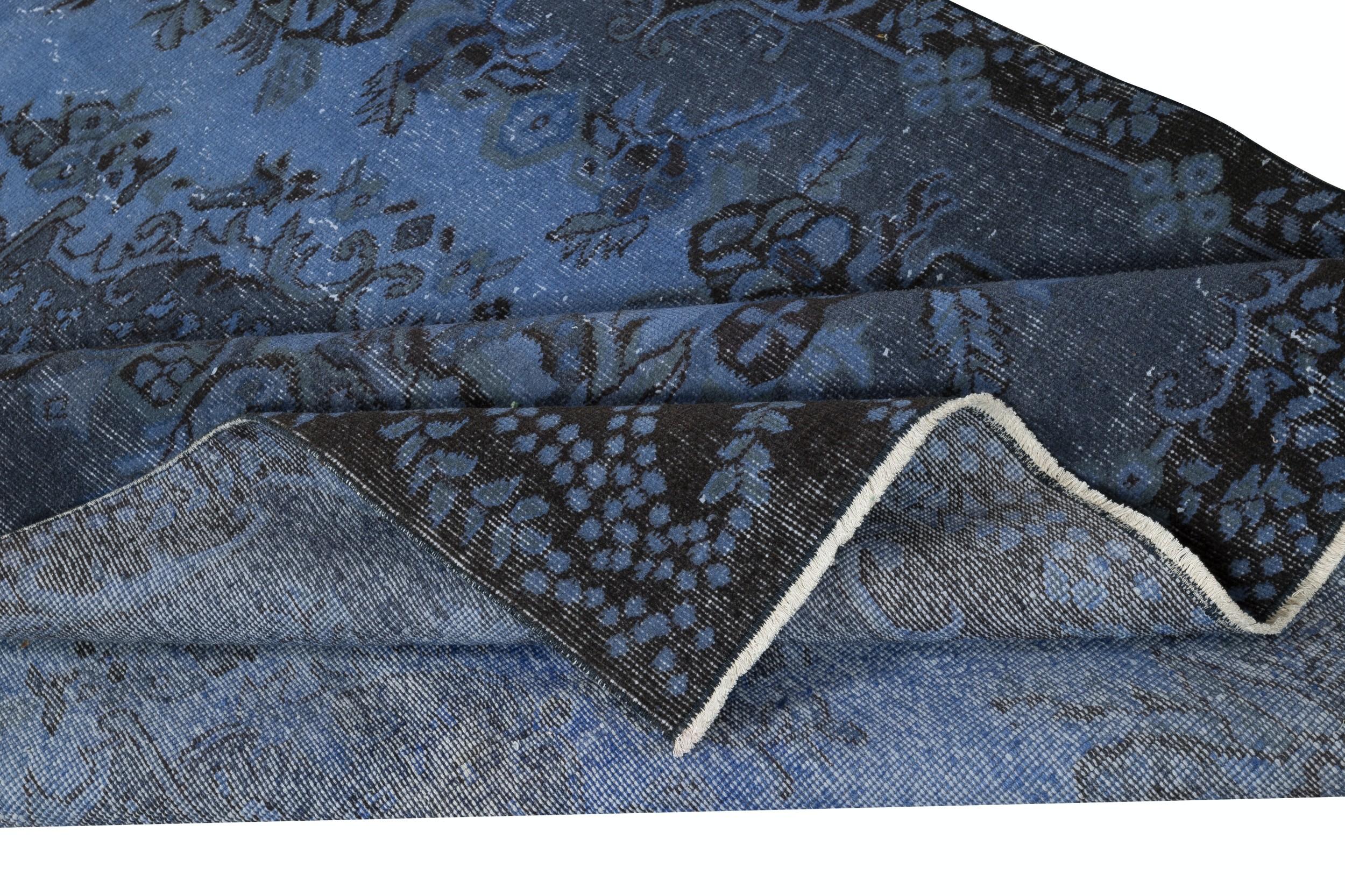Moderno 5.7x9 Ft Tappeto moderno in lana con design a medaglione in blu, annodato a mano in Turchia in vendita