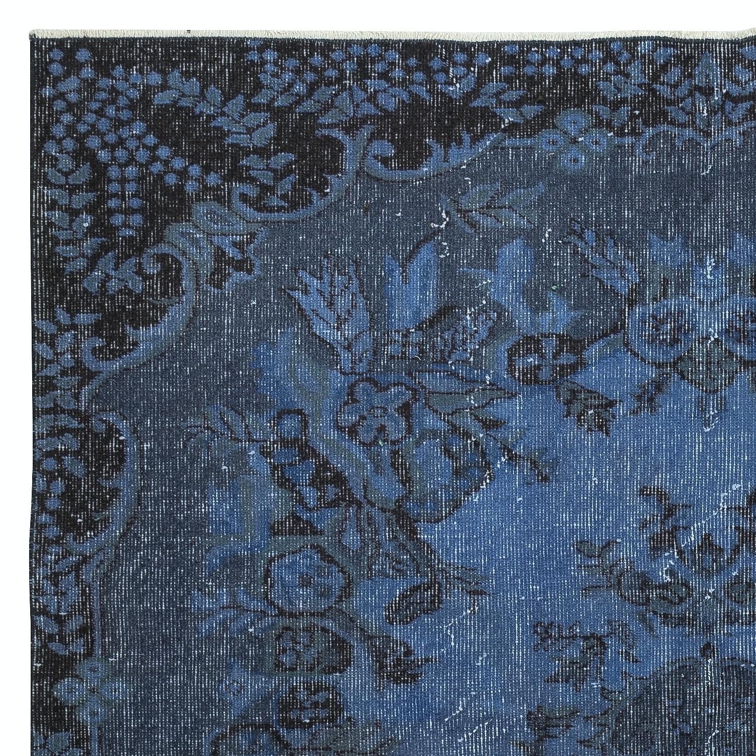 Turco 5.7x9 Ft Tappeto moderno in lana con design a medaglione in blu, annodato a mano in Turchia in vendita