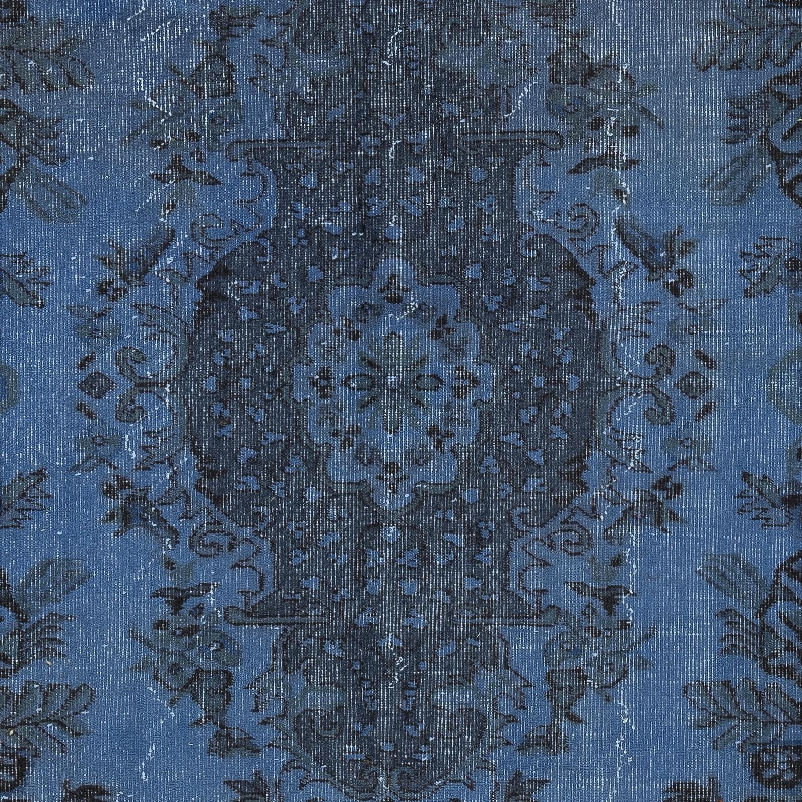 Annodato a mano 5.7x9 Ft Tappeto moderno in lana con design a medaglione in blu, annodato a mano in Turchia in vendita