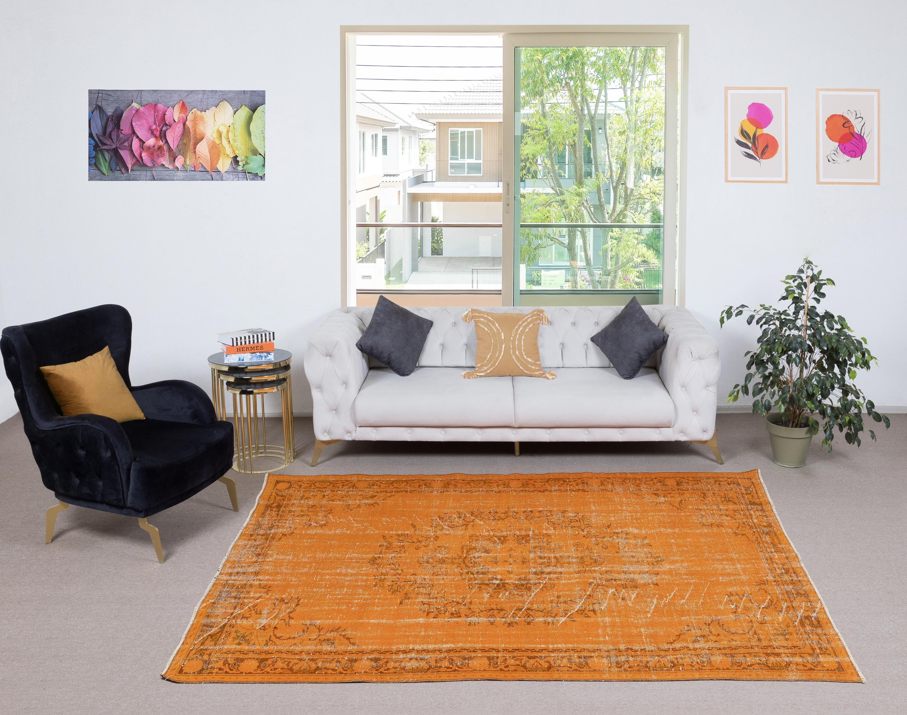 I nostri tappeti sovratinti sono tutti tappeti turchi vintage annodati a mano, accuratamente restaurati e reimmaginati nel nostro laboratorio per adattarsi a un'ampia gamma di stili di arredamento, da quello moderno e minimalista a quello costiero,