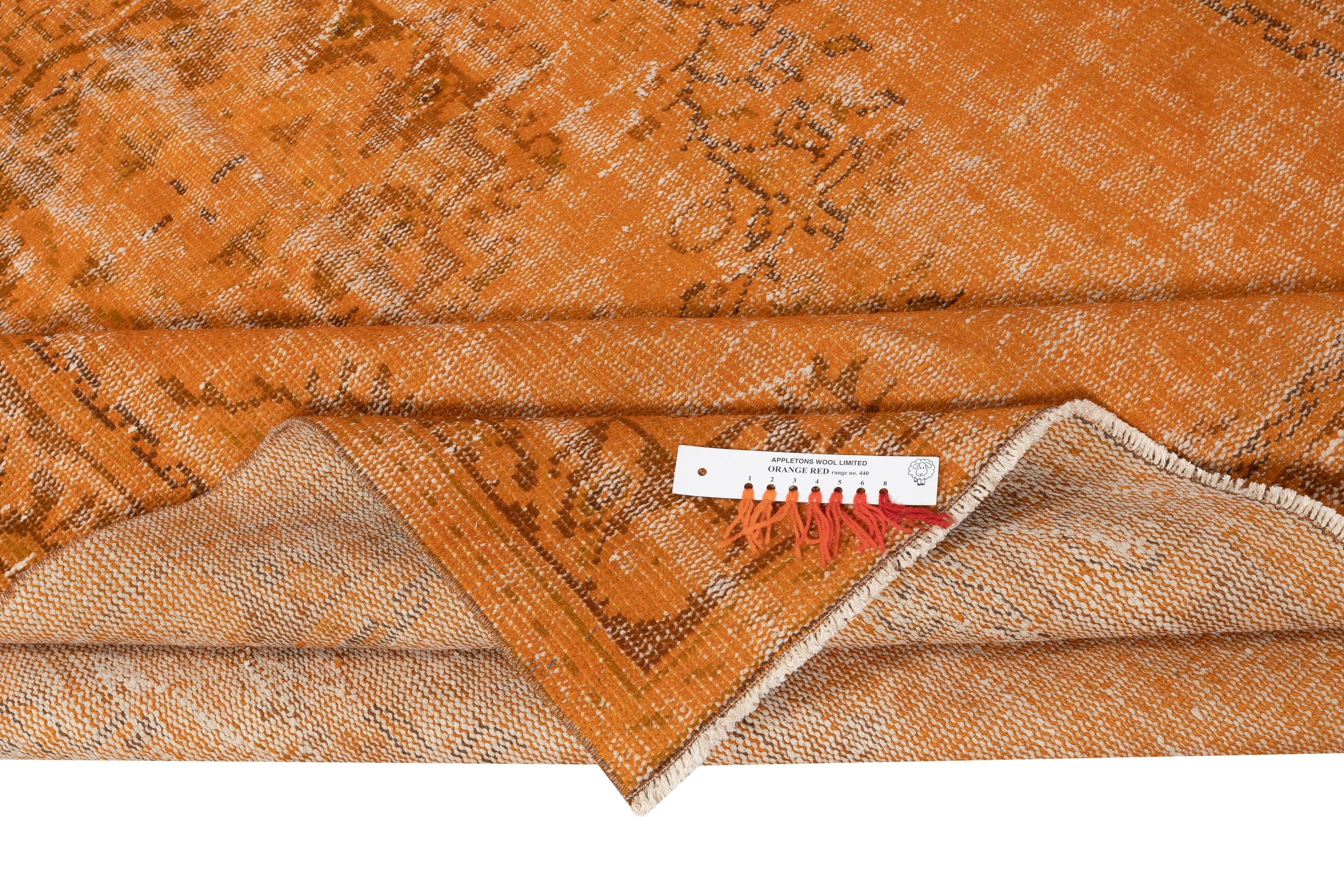 Moderno Tappeto vintage 5.7x9 Ft arancione tinto di rosso per interni moderni. Annodato a mano in Turchia in vendita