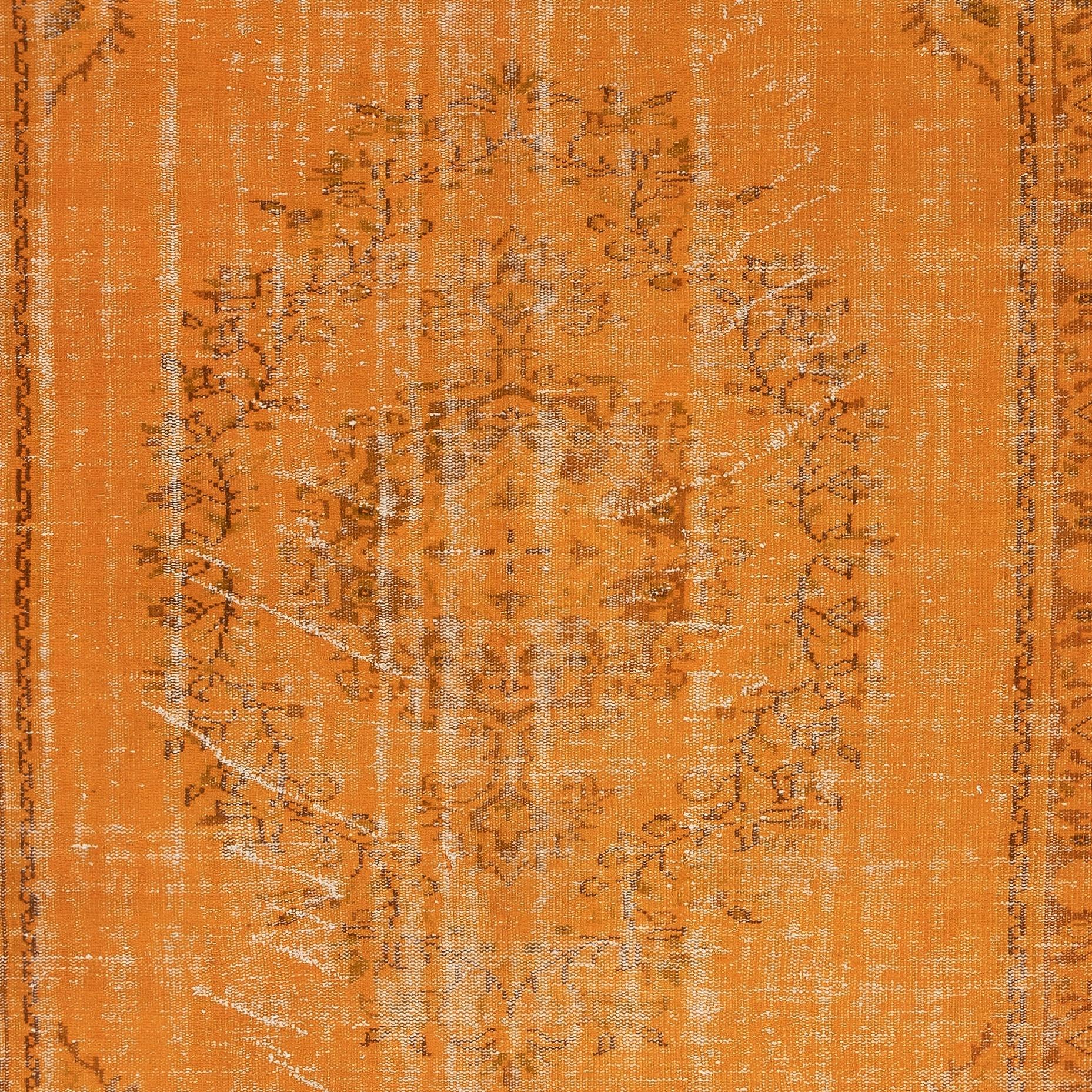 Turco Tappeto vintage 5.7x9 Ft arancione tinto di rosso per interni moderni. Annodato a mano in Turchia in vendita