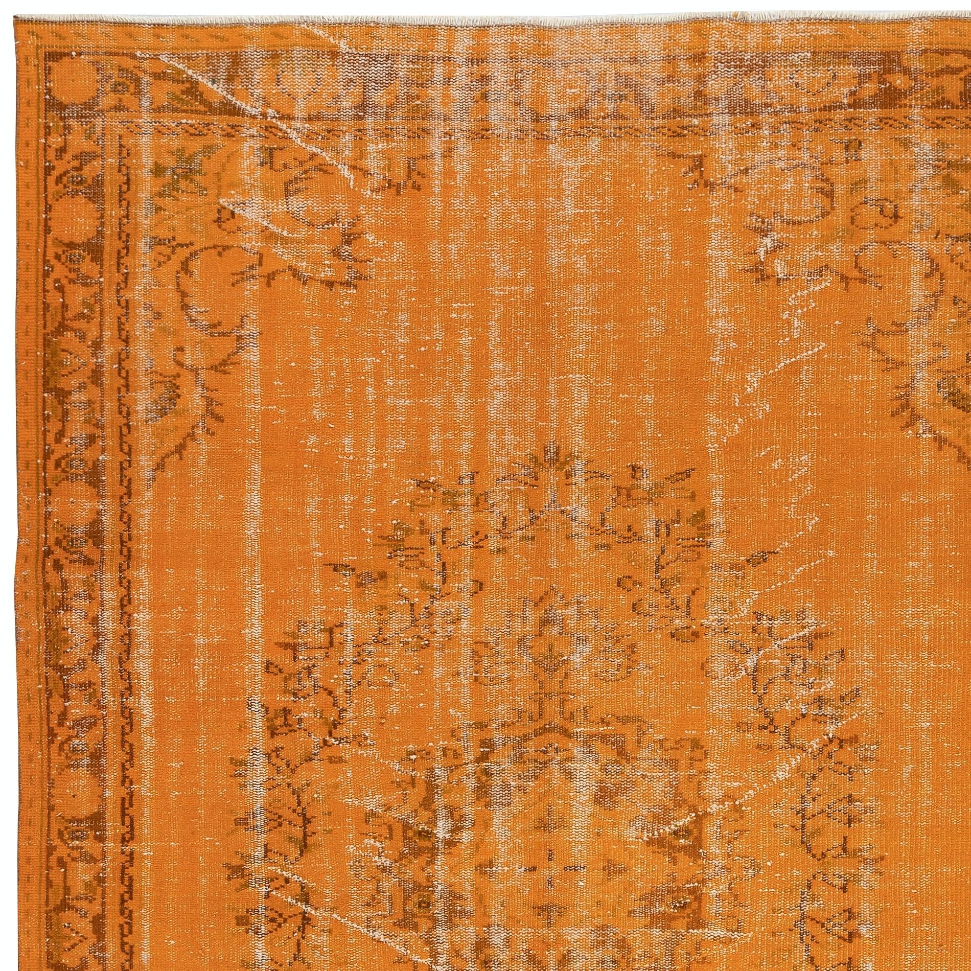 Tappeto vintage 5.7x9 Ft arancione tinto di rosso per interni moderni. Annodato a mano in Turchia In condizioni buone in vendita a Spring Valley, NY