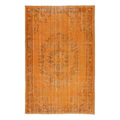 Tappeto vintage 5.7x9 Ft arancione tinto di rosso per interni moderni. Annodato a mano in Turchia