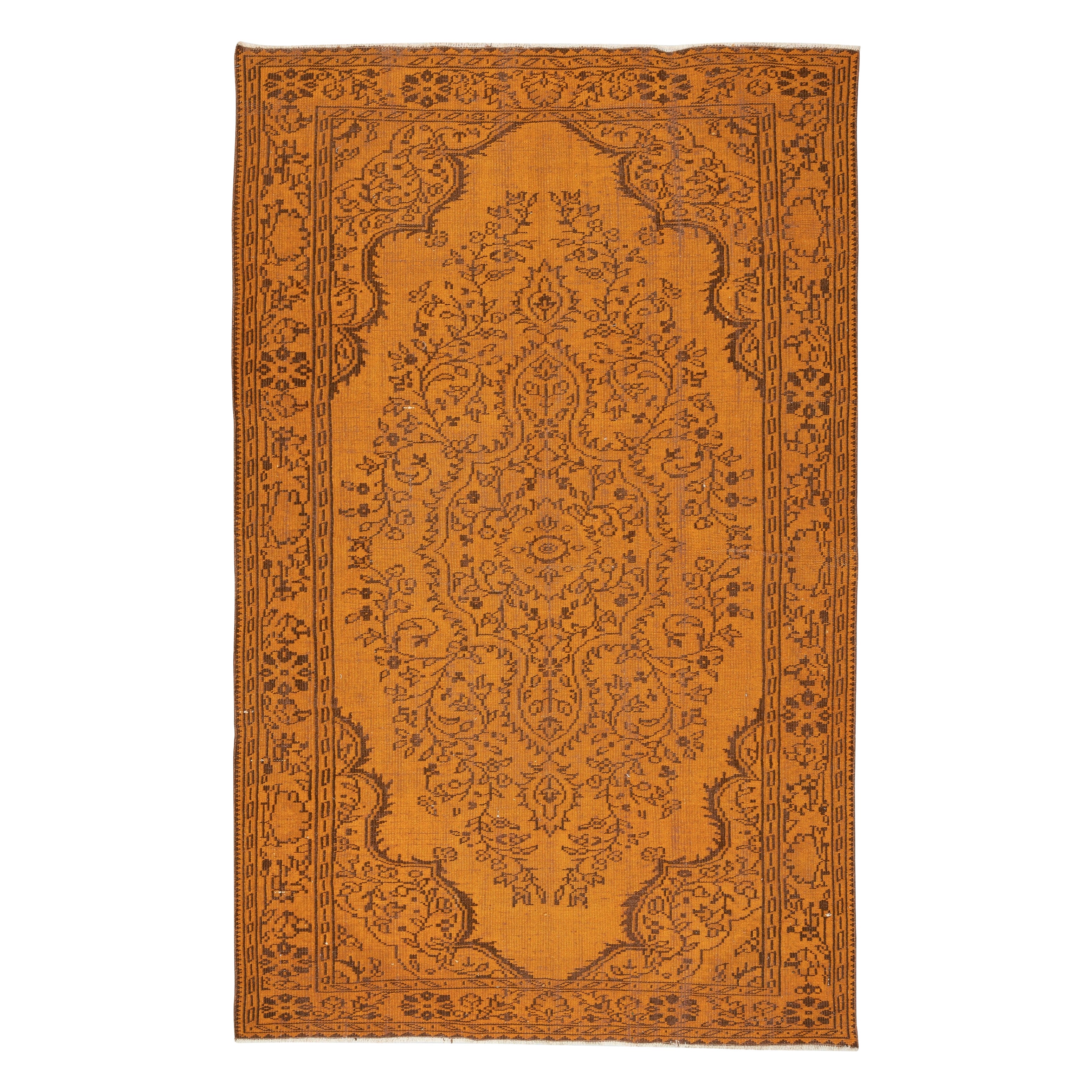 Tappeto vintage 5.7x9 Ft arancione tinto di rosso per un soggiorno moderno. Annodato a mano in Turchia