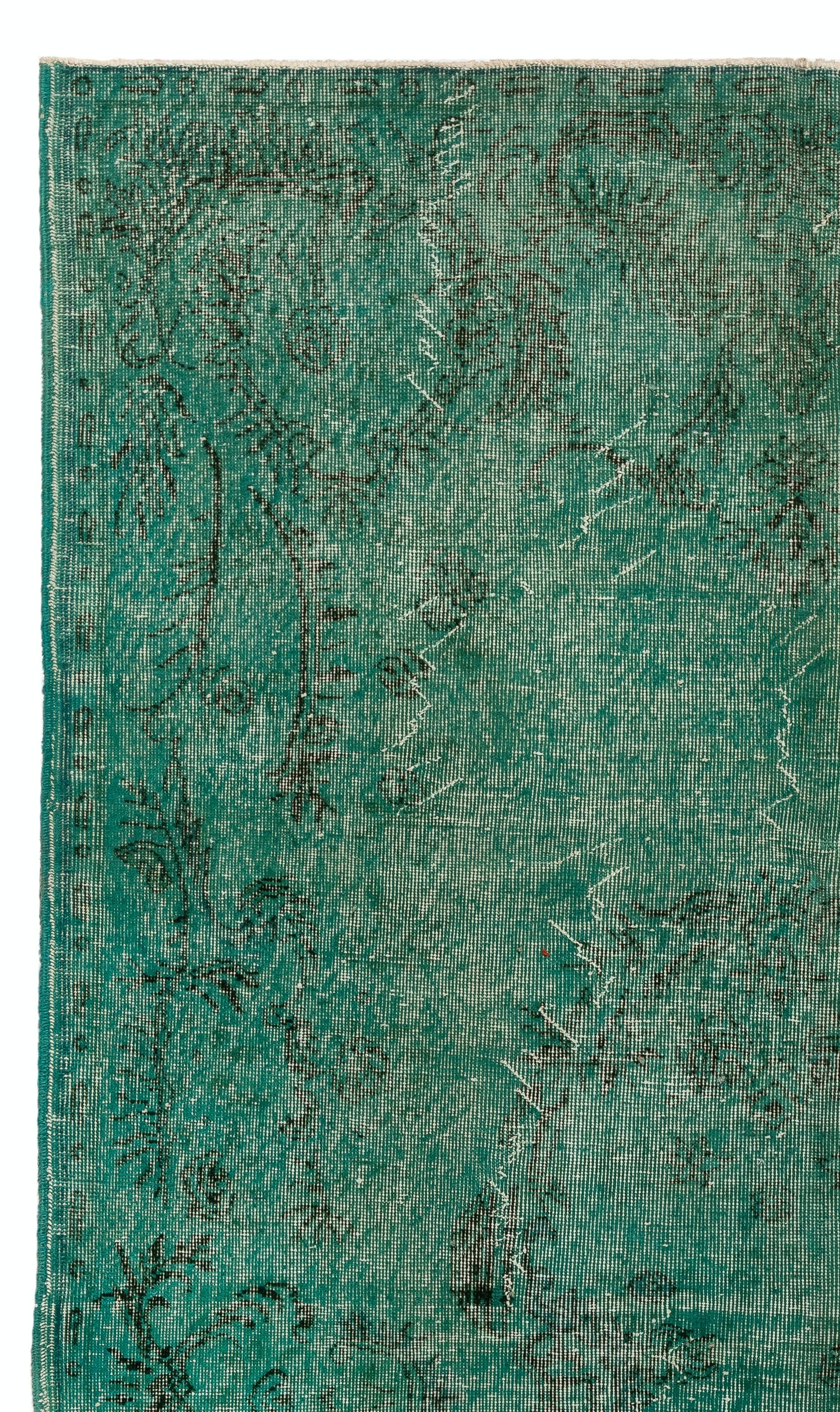 Ein alter türkischer Teppich in Teal Farbe neu gefärbt. Maße: 5.7 x 9 ft.
Fein handgeknüpft, niedriger Wollflor auf Baumwollbasis. Tief gewaschen.
Robust und für stark frequentierte Bereiche geeignet, sowohl für Wohn- als auch für Geschäftsräume.