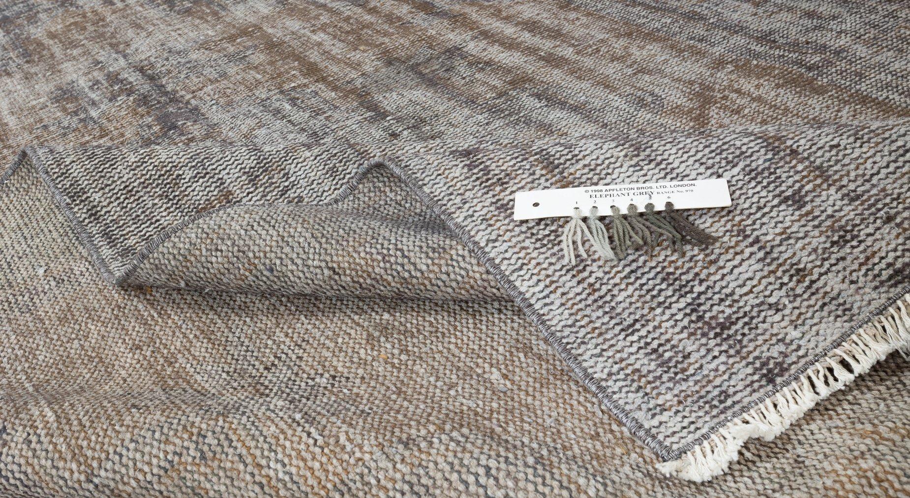 5.7x9 Ft Traditioneller handgefertigter Shabby-Chic-Teppich in Grau, Anatolischer Teppich (Moderne) im Angebot