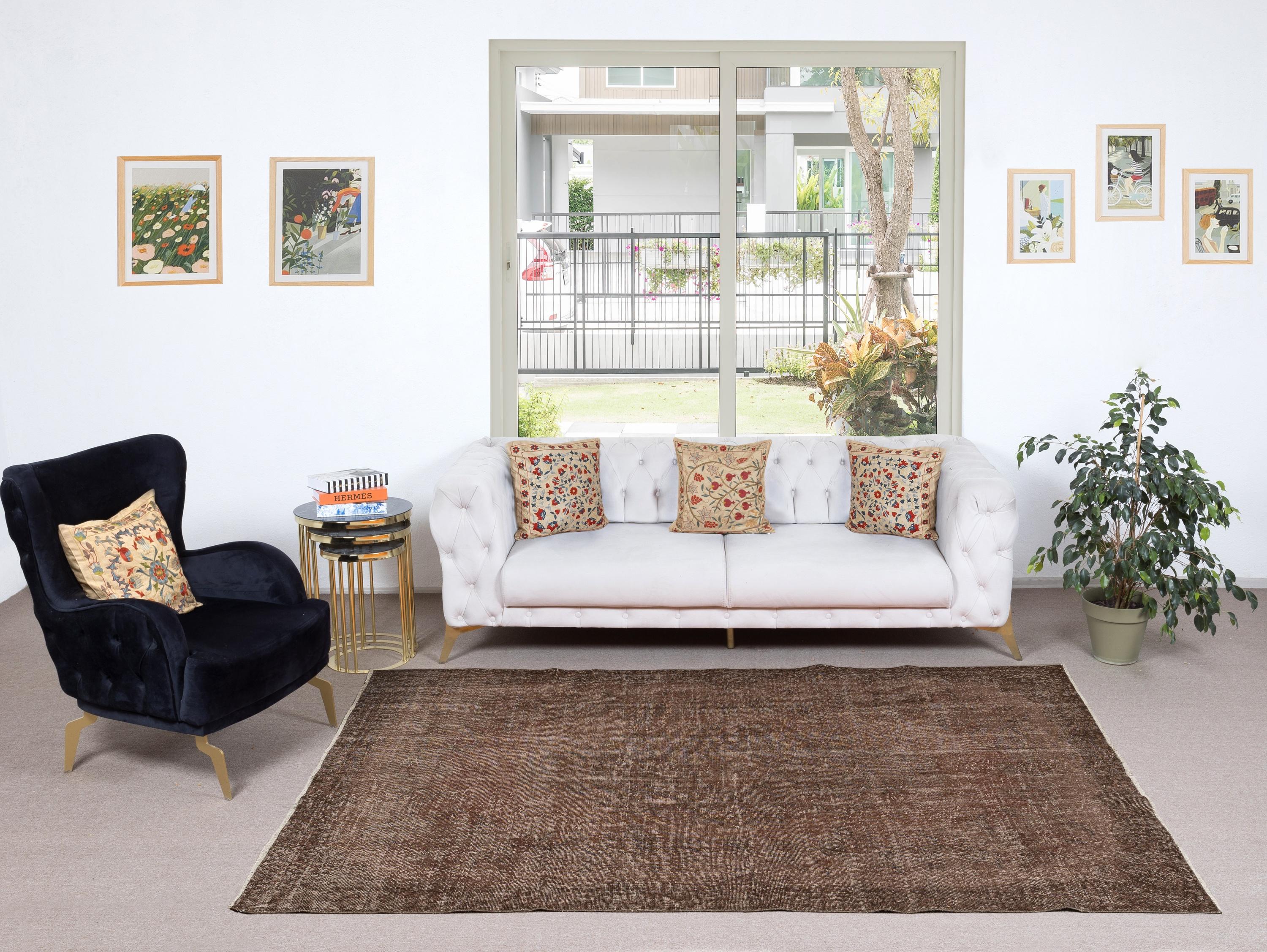 Unsere gefärbten Teppiche sind allesamt handgeknüpfte türkische Vintage-Teppiche, die in unserer Werkstatt sorgfältig restauriert und neu gestaltet wurden, damit sie zu einer breiten Palette von Einrichtungsstilen passen - von modern und