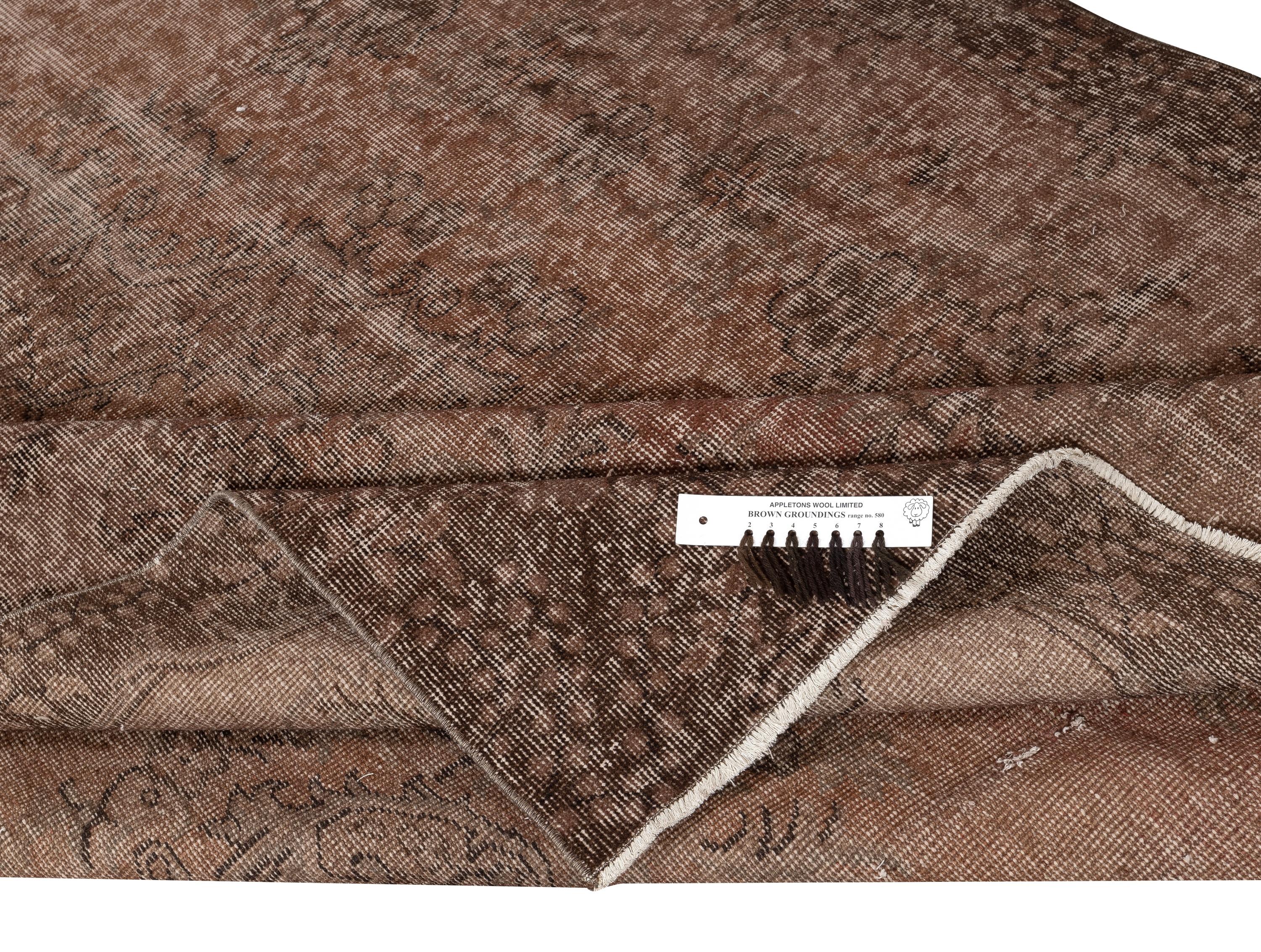 5.7x9 Ft Vintage Handgefertigt Türkisch Bereich Teppich Redyed in Braun für moderne Innenräume (Moderne) im Angebot