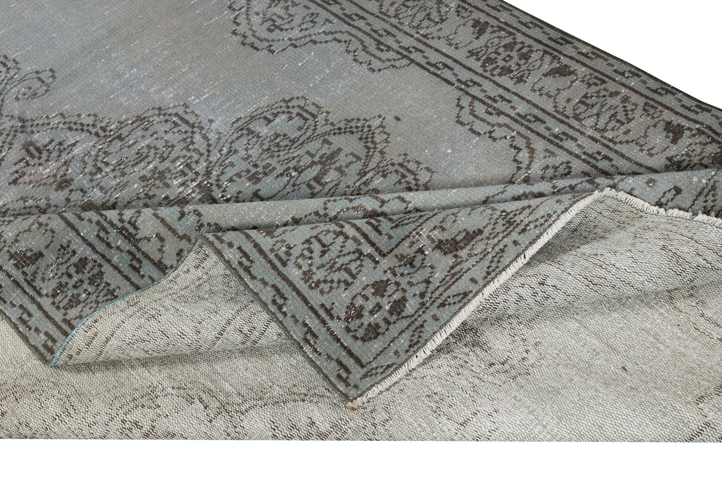 Moderno Tappeto turco vintage 5.7x9 Ft tinto in blu per interni moderni in vendita