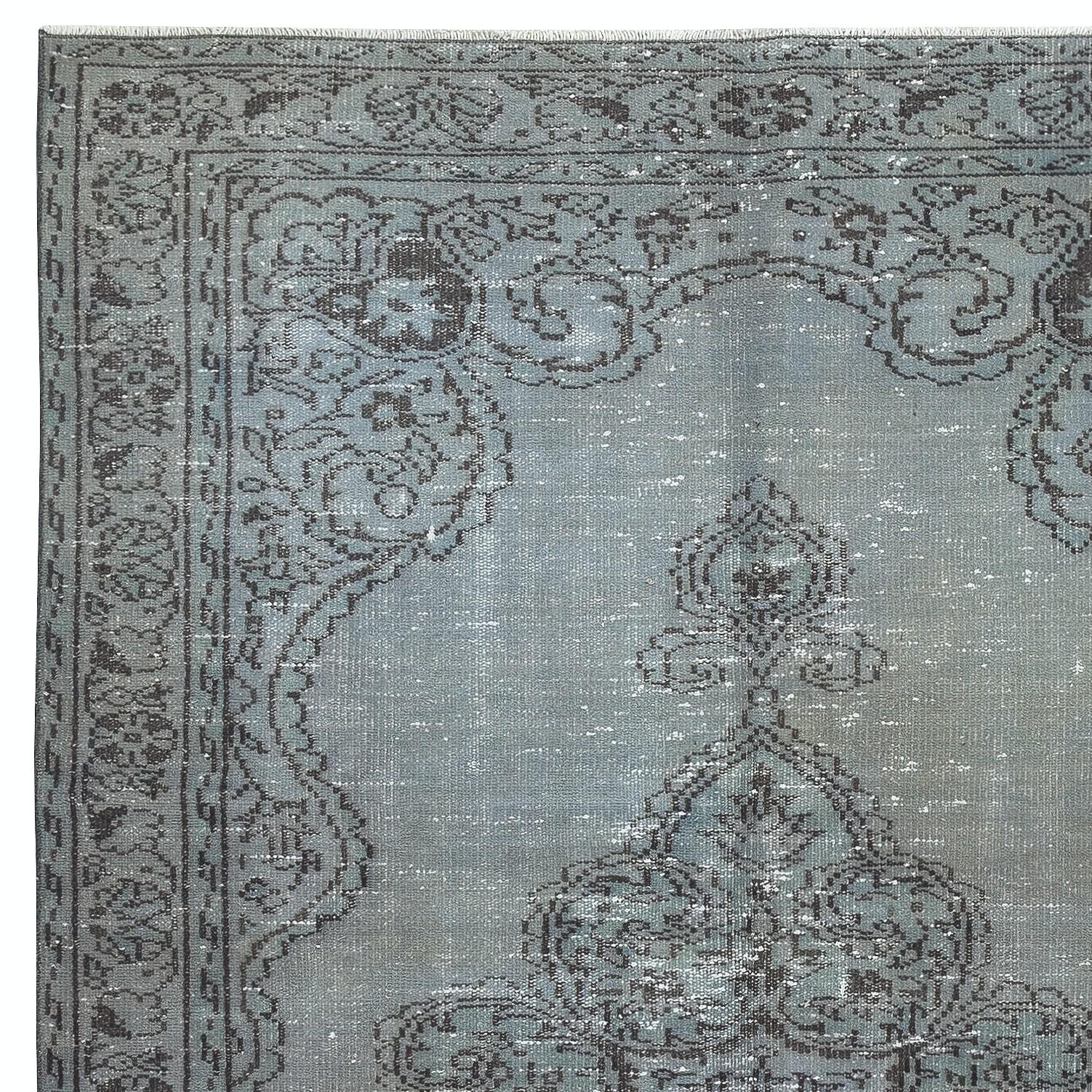 Turco Tappeto turco vintage 5.7x9 Ft tinto in blu per interni moderni in vendita