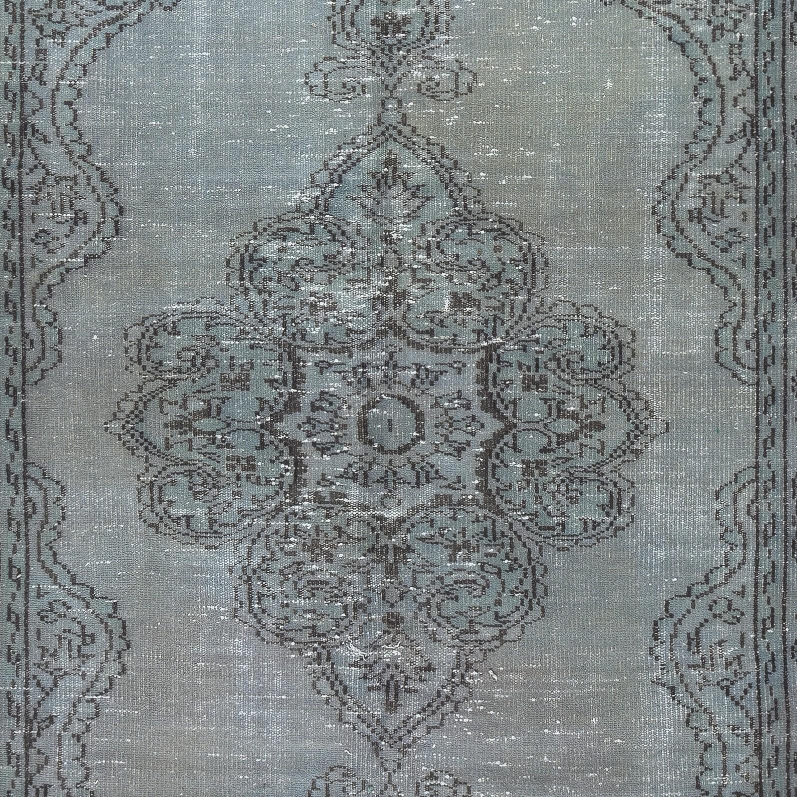 Annodato a mano Tappeto turco vintage 5.7x9 Ft tinto in blu per interni moderni in vendita