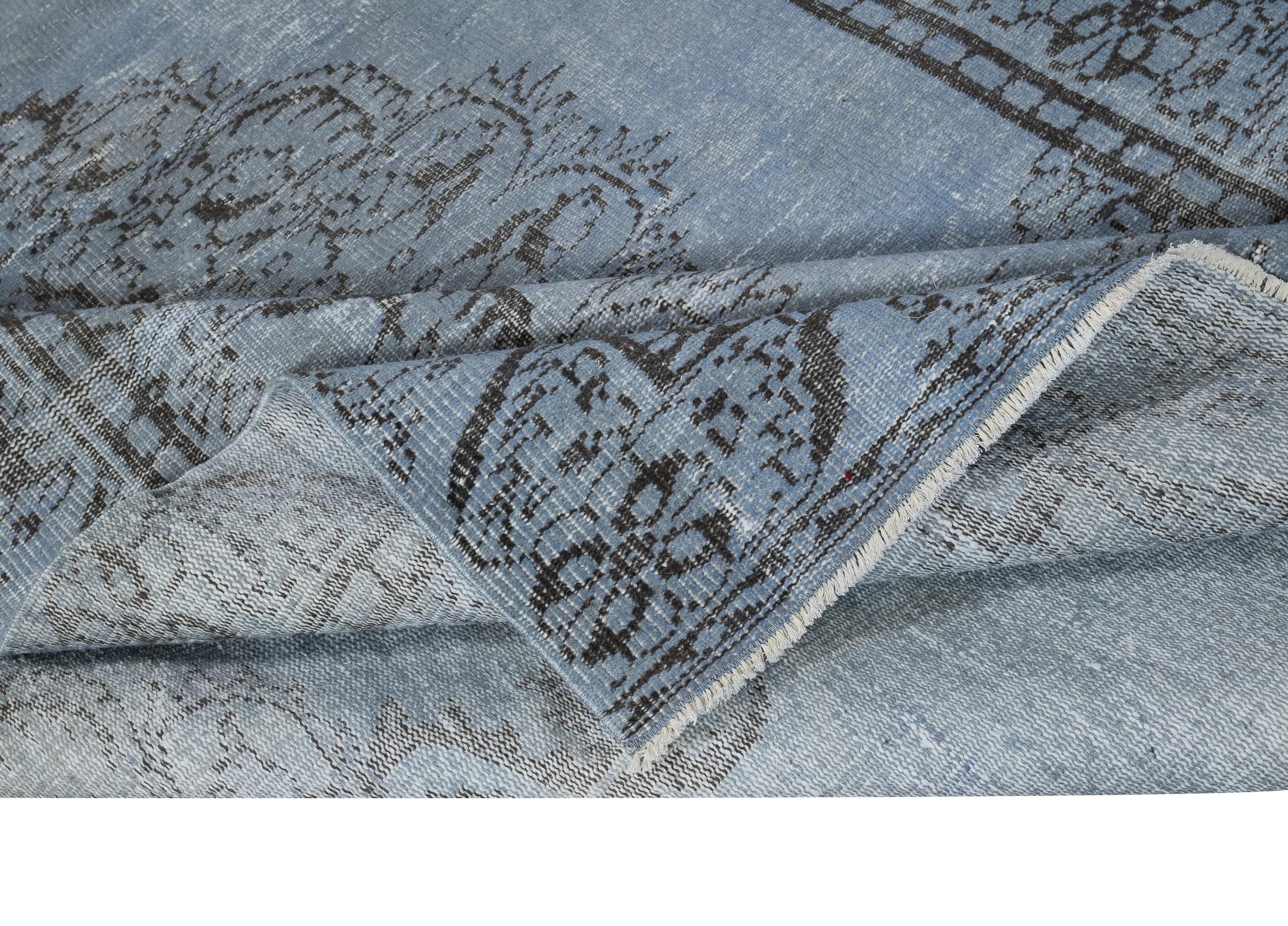 Moderne 5.7x9.2 Ft Tapis de sol turc vintage teinté en bleu pour les intérieurs modernes en vente