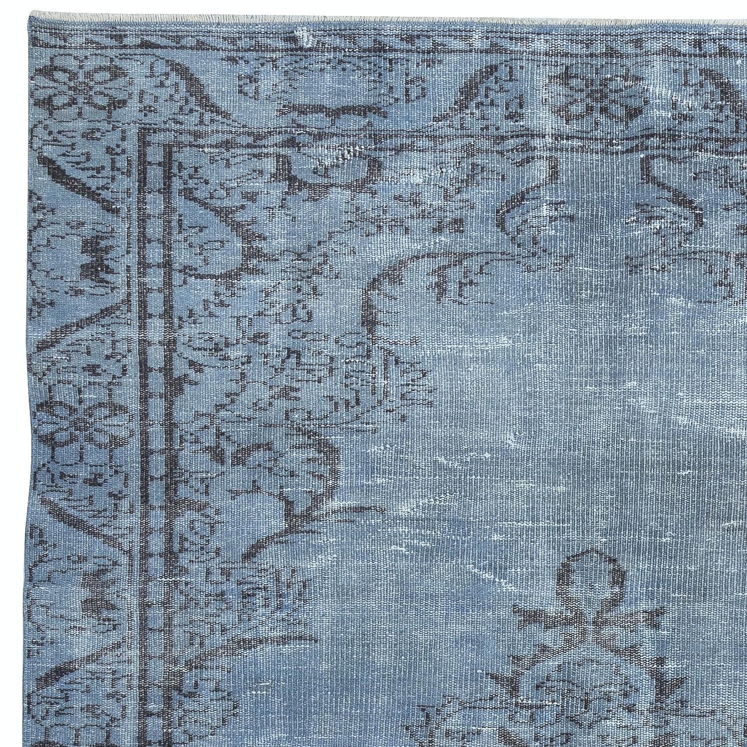 Turc 5.7x9.2 Ft Tapis de sol turc vintage teinté en bleu pour les intérieurs modernes en vente