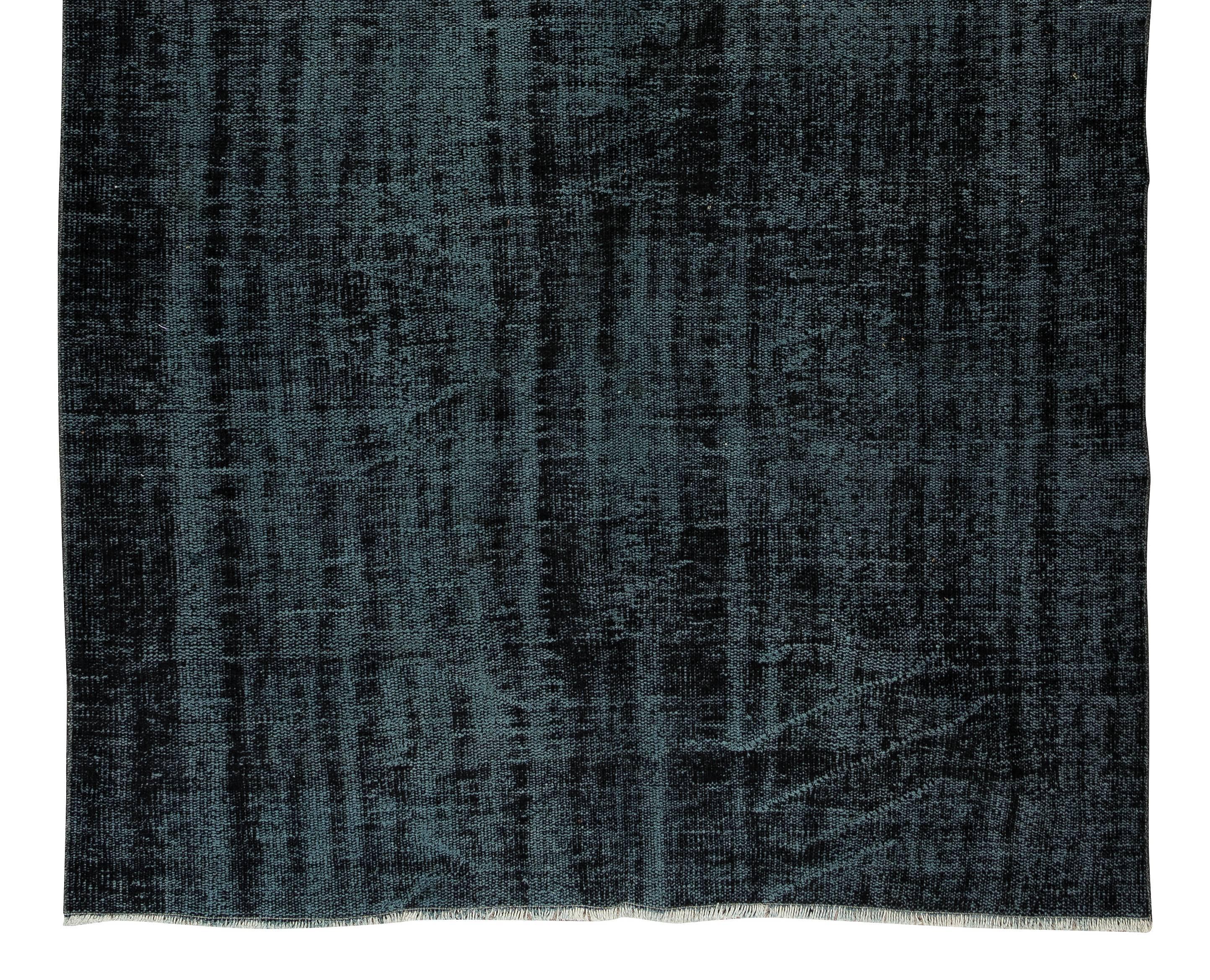 Moderner Anatolischer Over-Dyed-Teppich in Schwarz, handgefertigt im Zustand „Gut“ im Angebot in Spring Valley, NY
