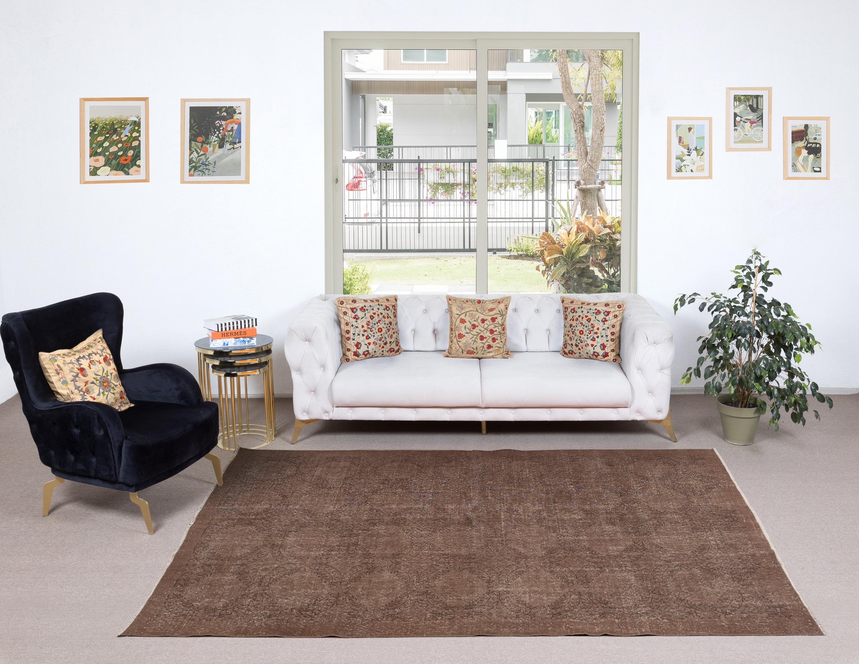 I nostri tappeti sovratinti sono tutti tappeti turchi vintage annodati a mano, accuratamente restaurati e reimmaginati nel nostro laboratorio per adattarsi a un'ampia gamma di stili di arredamento, da quello moderno e minimalista a quello costiero,