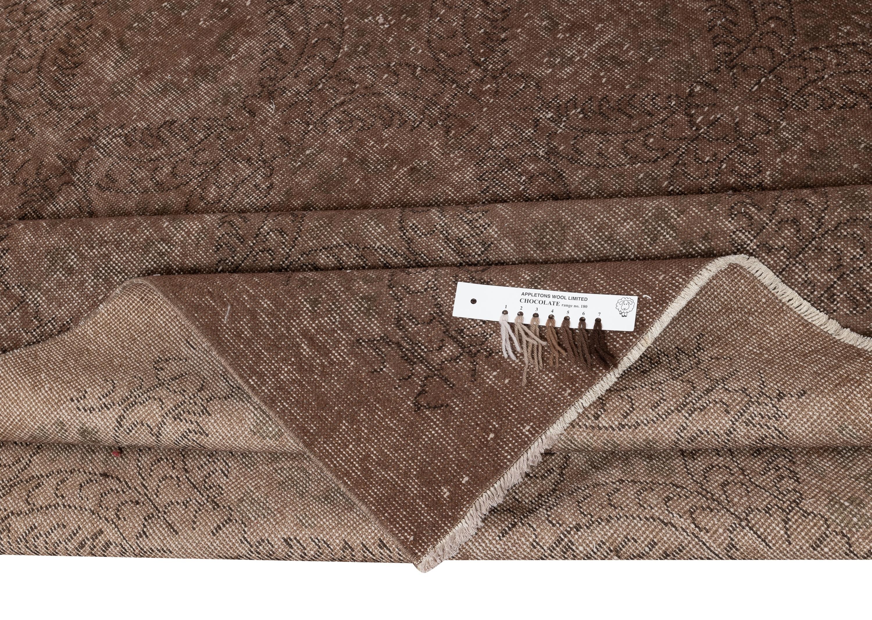 Moderno Tappeto turco vintage fatto a mano 5.7x9.5 Ft sovratinto in marrone per interni moderni in vendita