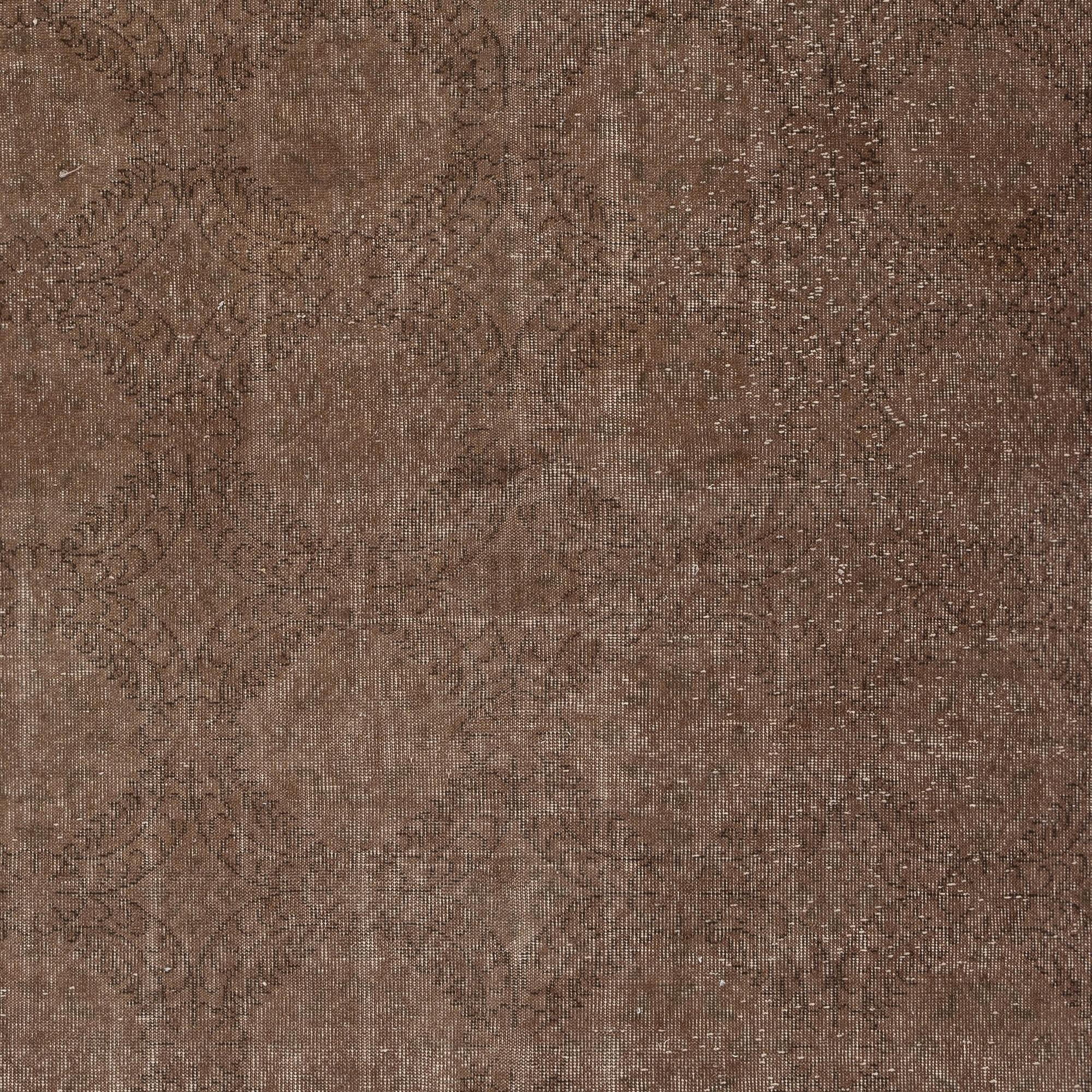 Turco Tappeto turco vintage fatto a mano 5.7x9.5 Ft sovratinto in marrone per interni moderni in vendita