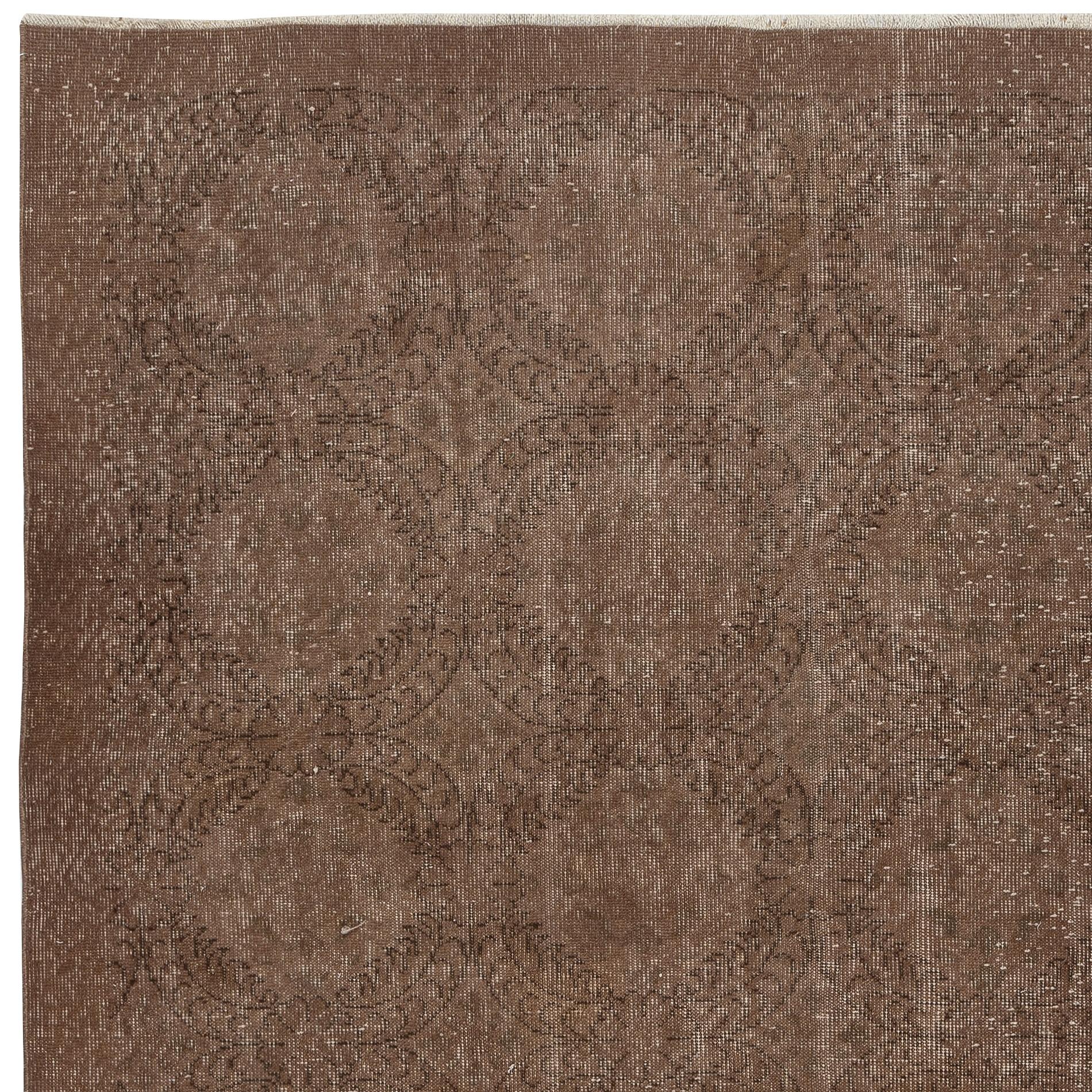 Annodato a mano Tappeto turco vintage fatto a mano 5.7x9.5 Ft sovratinto in marrone per interni moderni in vendita