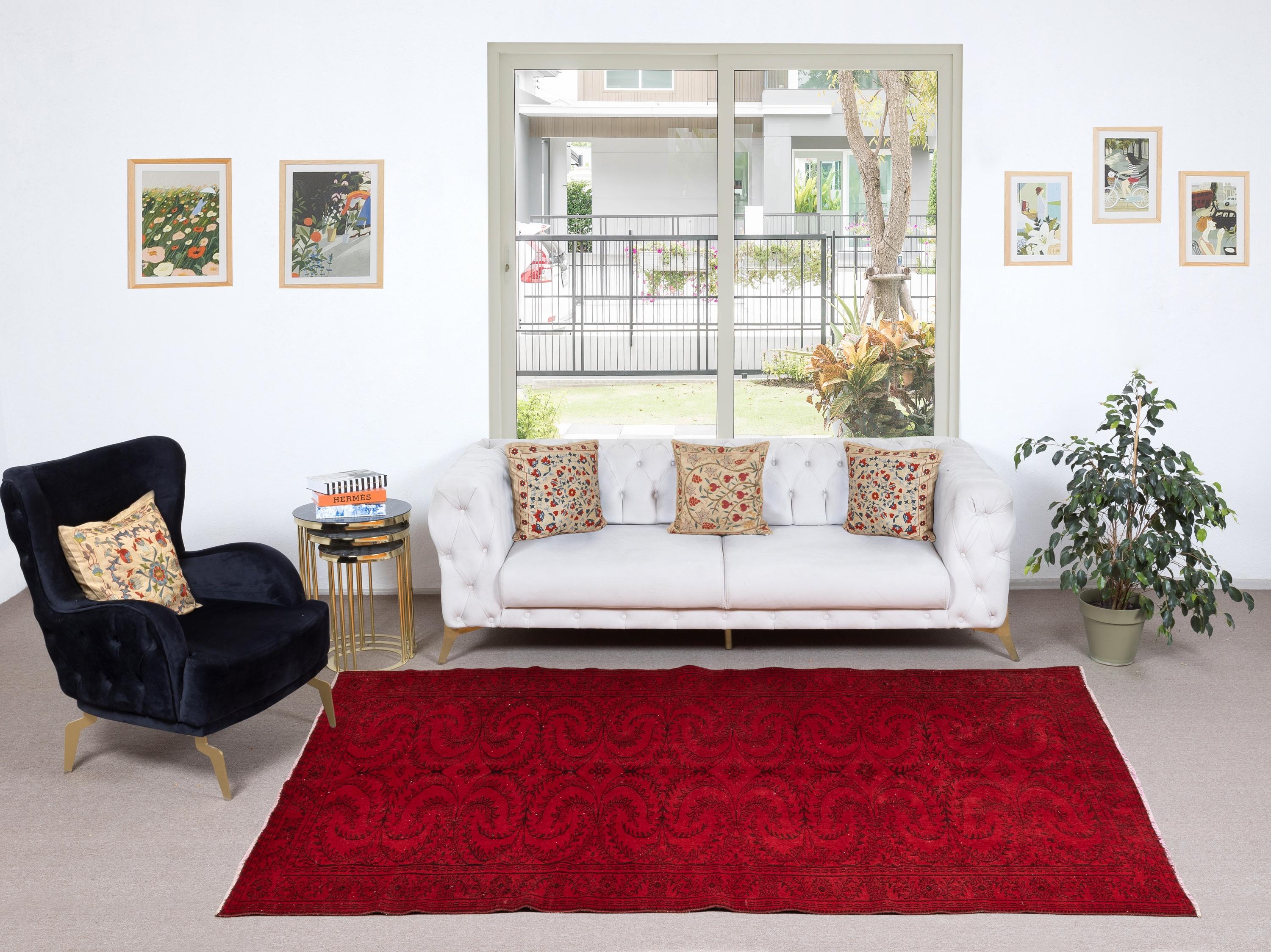 Unsere gefärbten Teppiche sind allesamt handgeknüpfte türkische Vintage-Teppiche, die in unserer Werkstatt sorgfältig restauriert und neu gestaltet wurden, damit sie zu einer breiten Palette von Einrichtungsstilen passen - von modern und