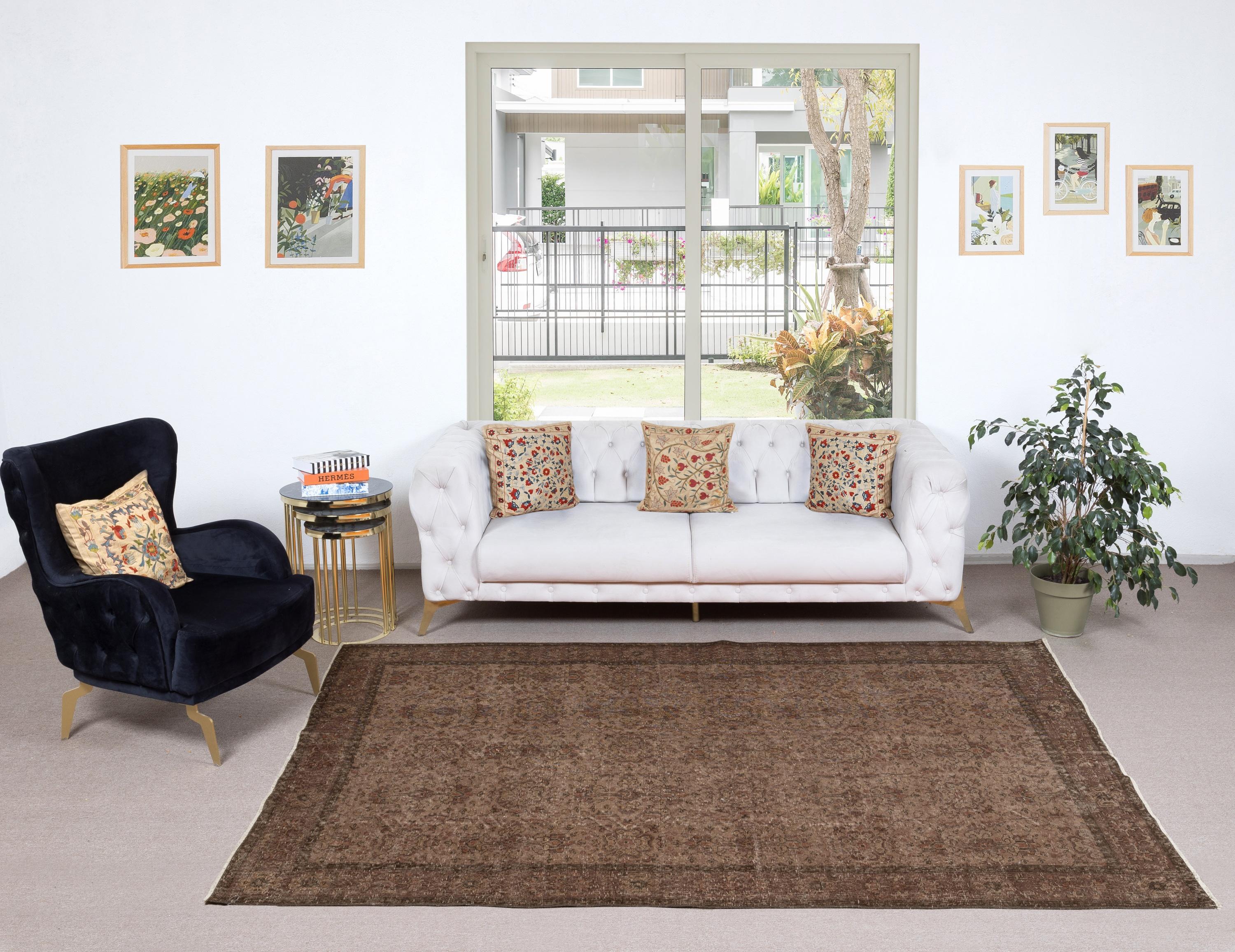 Unsere gefärbten Teppiche sind allesamt handgeknüpfte türkische Vintage-Teppiche, die in unserer Werkstatt sorgfältig restauriert und neu gestaltet wurden, damit sie zu einer breiten Palette von Einrichtungsstilen passen - von modern und