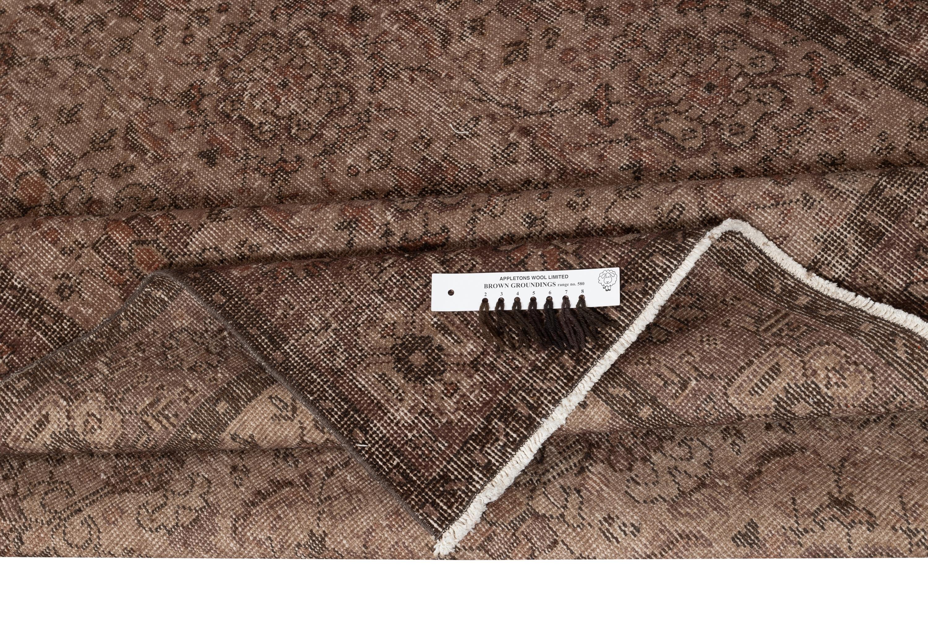 5.7x9.6 Ft Handgefertigter türkischer Teppich. Brauner, rotgefärbter Vintage-Teppich für das Wohnzimmer (Moderne) im Angebot