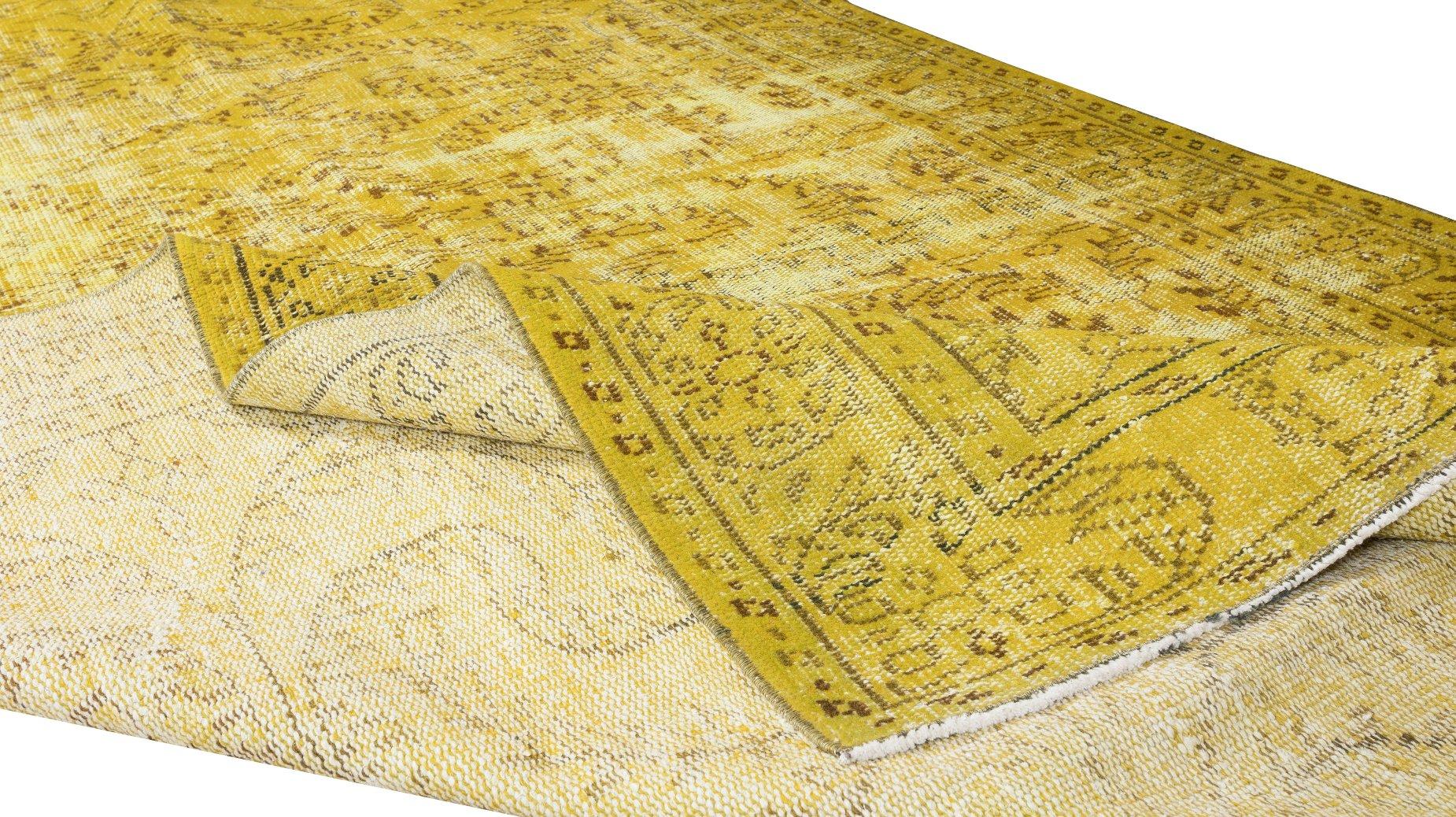 Handgefertigter gelber Overdyed-Teppich, Vintage-Deko-Teppich aus der Türkei (Moderne) im Angebot