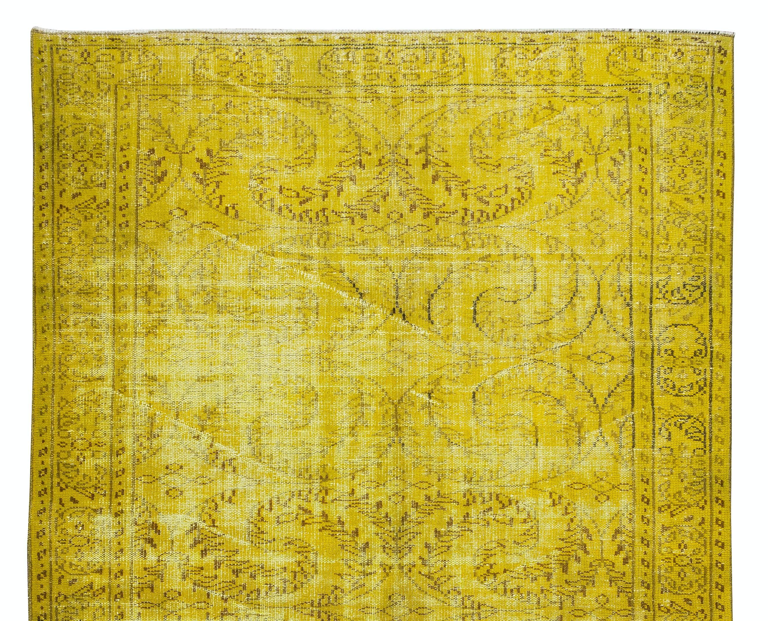 Handgefertigter gelber Overdyed-Teppich, Vintage-Deko-Teppich aus der Türkei (Türkisch) im Angebot