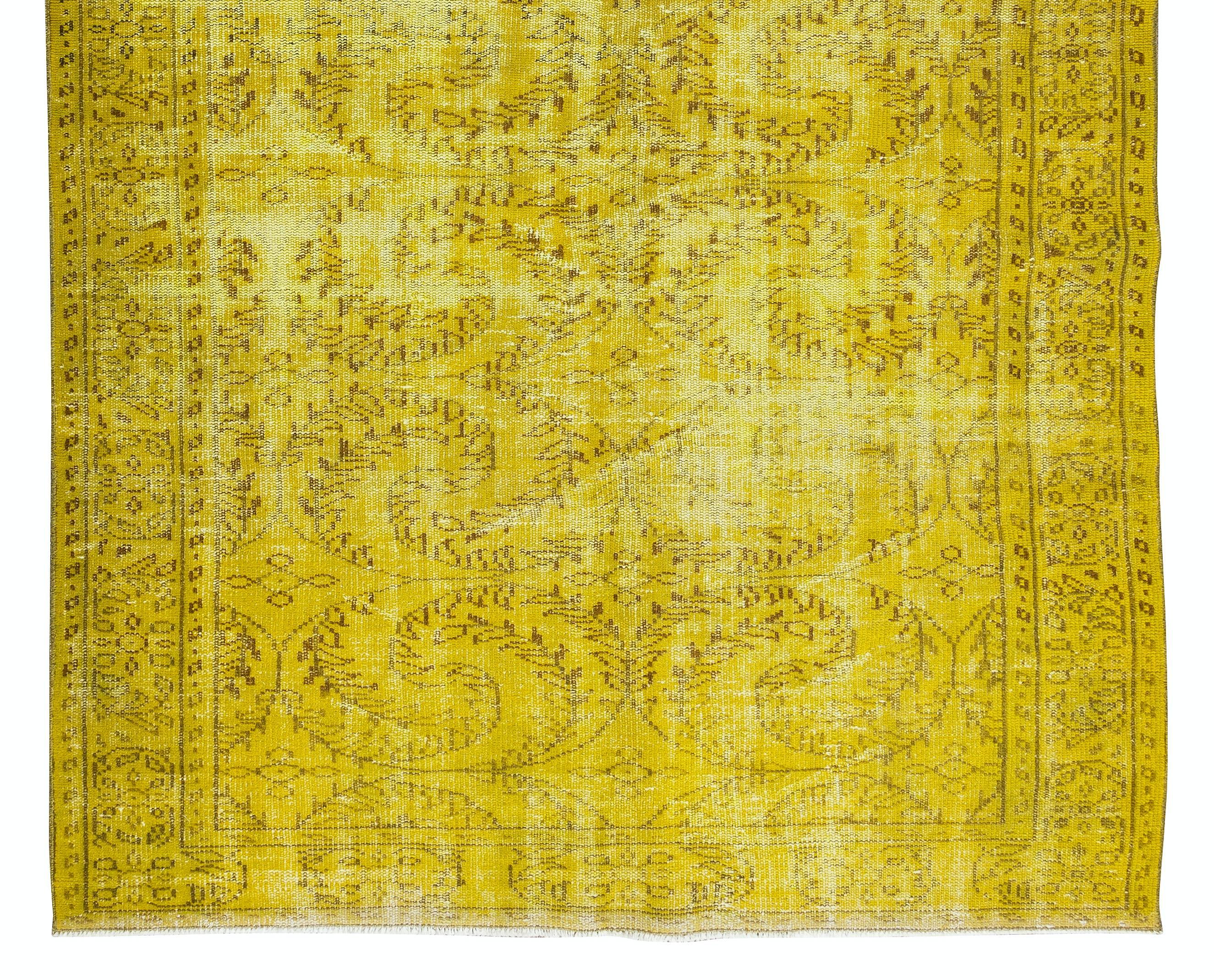 Handgefertigter gelber Overdyed-Teppich, Vintage-Deko-Teppich aus der Türkei (Handgeknüpft) im Angebot