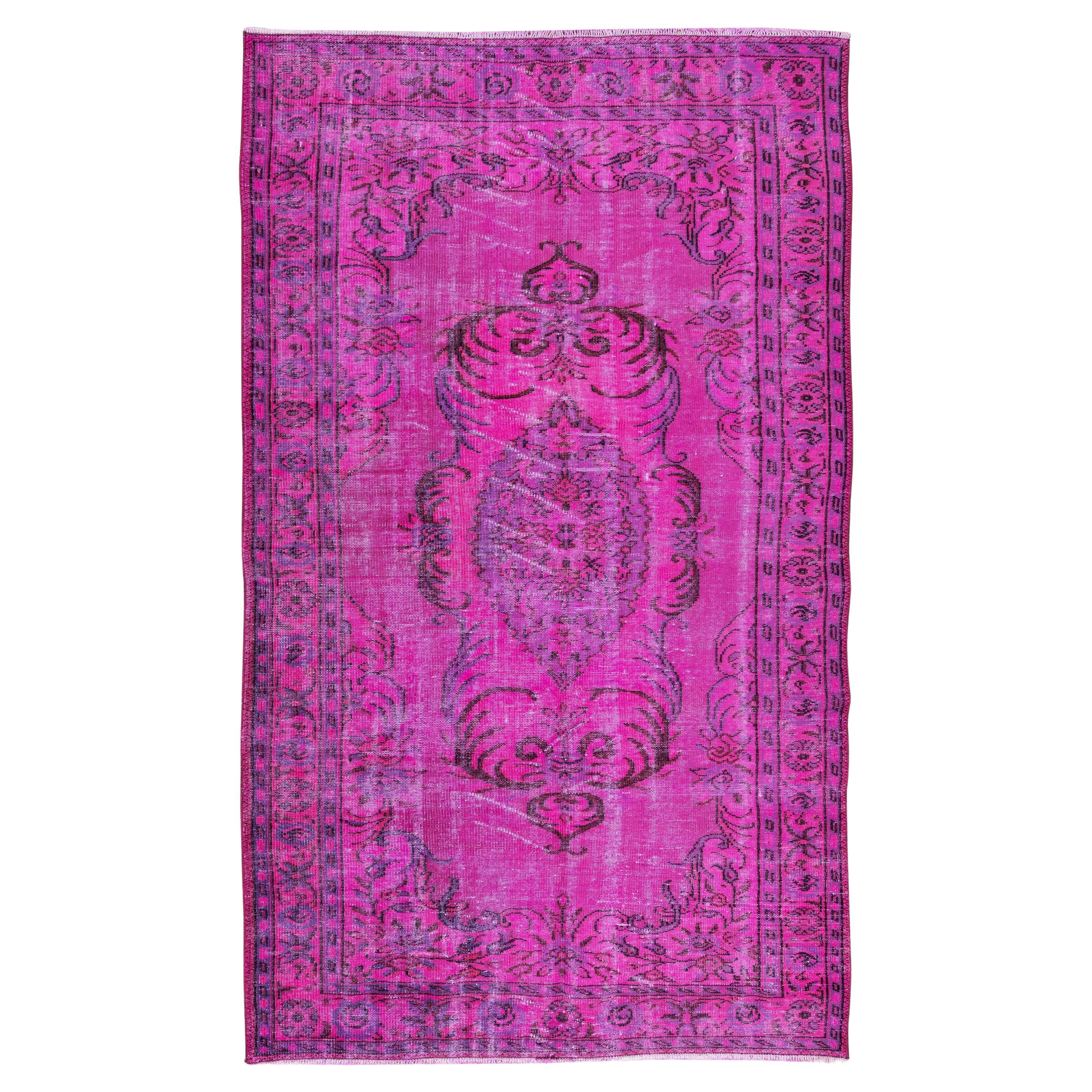 Tapis turc vintage fait main et teint en rose fuchsia