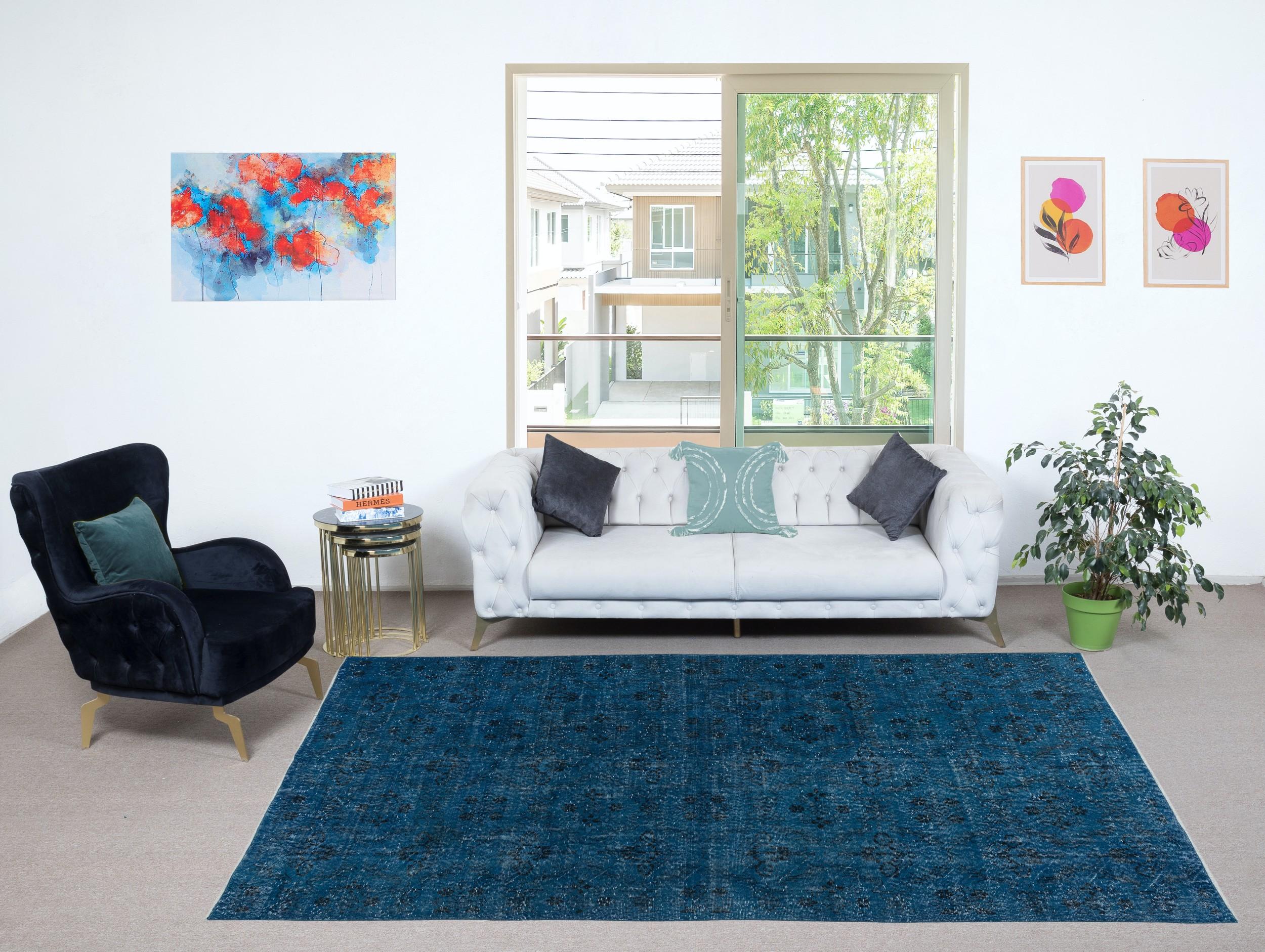 Nuestras alfombras sobreteñidas son todas piezas vintage anudadas a mano que se recrean en nuestro taller para atender a una gama más amplia de opciones de interiorismo, desde moderno a costero, desde industrial a rústico/cottage. Estas alfombras de
