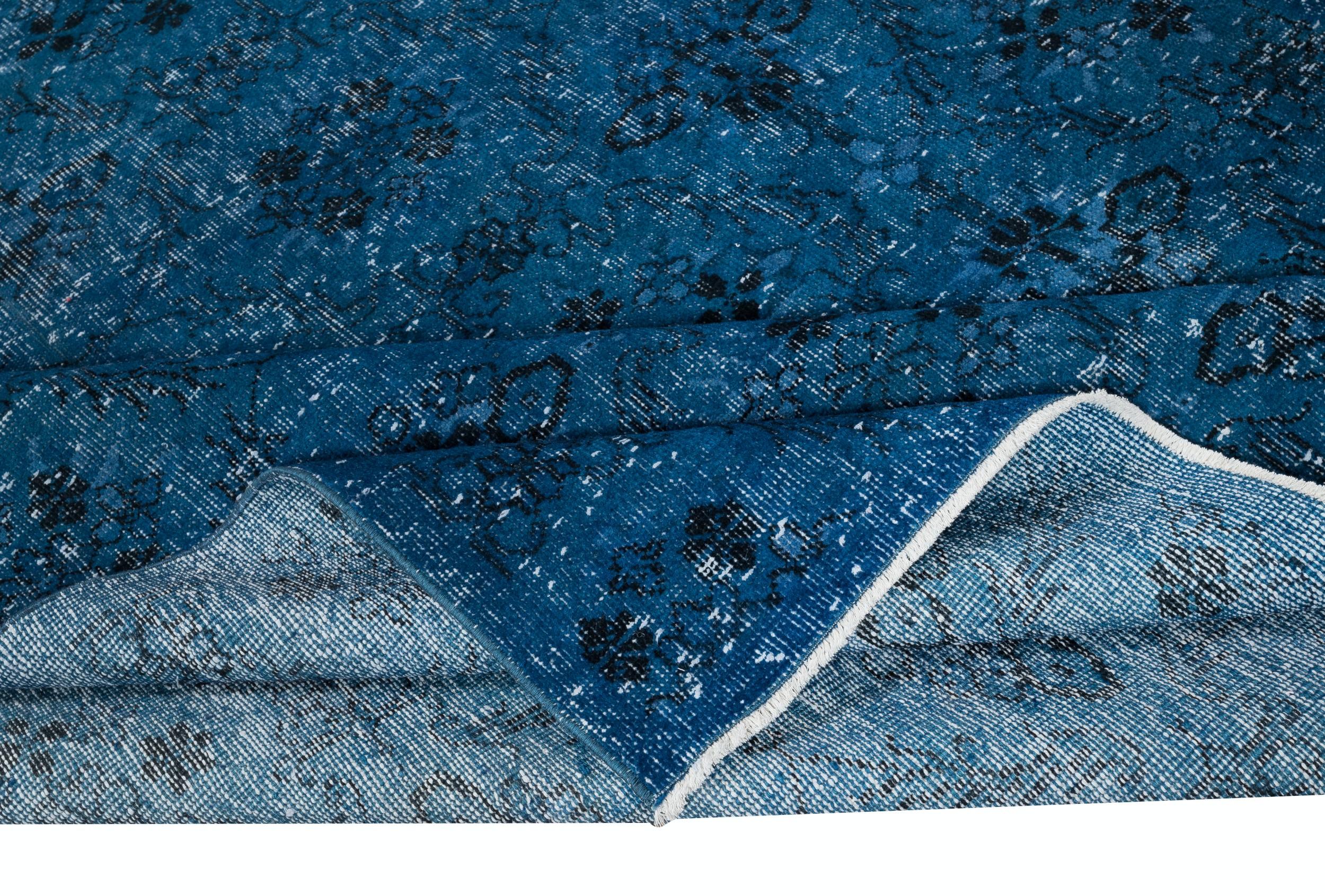 Alfombra turca vintage teñida en azul para interiores modernos Moderno en venta