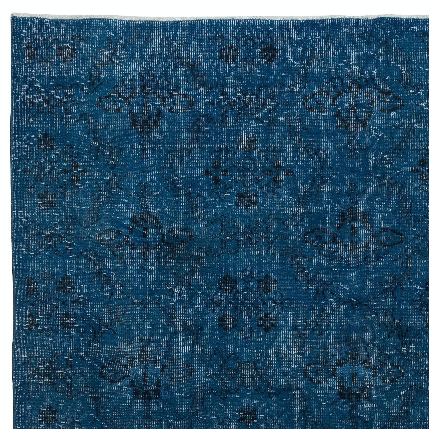 Alfombra turca vintage teñida en azul para interiores modernos Turco en venta