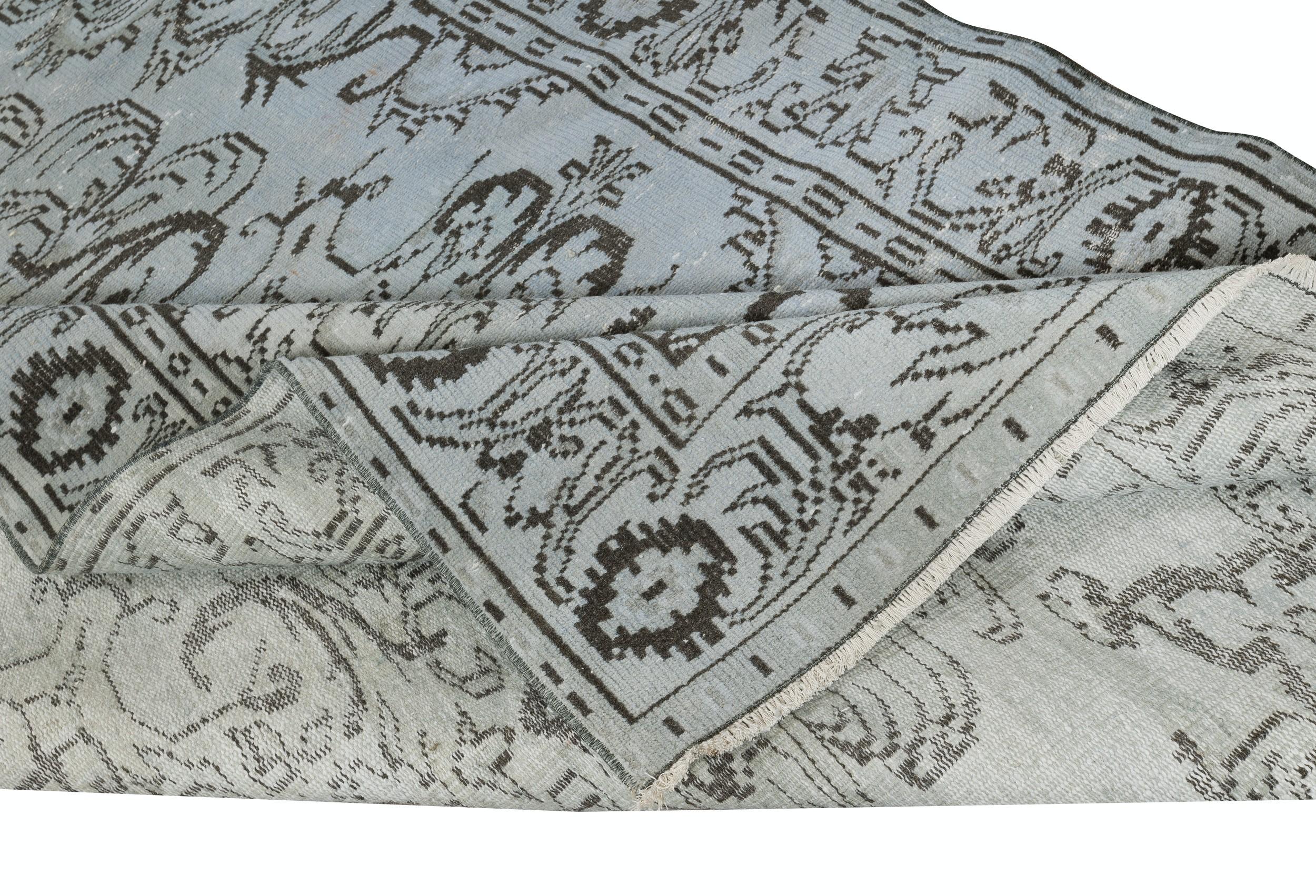 5.7x9,8 Ft Authentischer moderner handgefertigter Teppich aus türkischer Wolle in hellblauer Farbe (Moderne) im Angebot