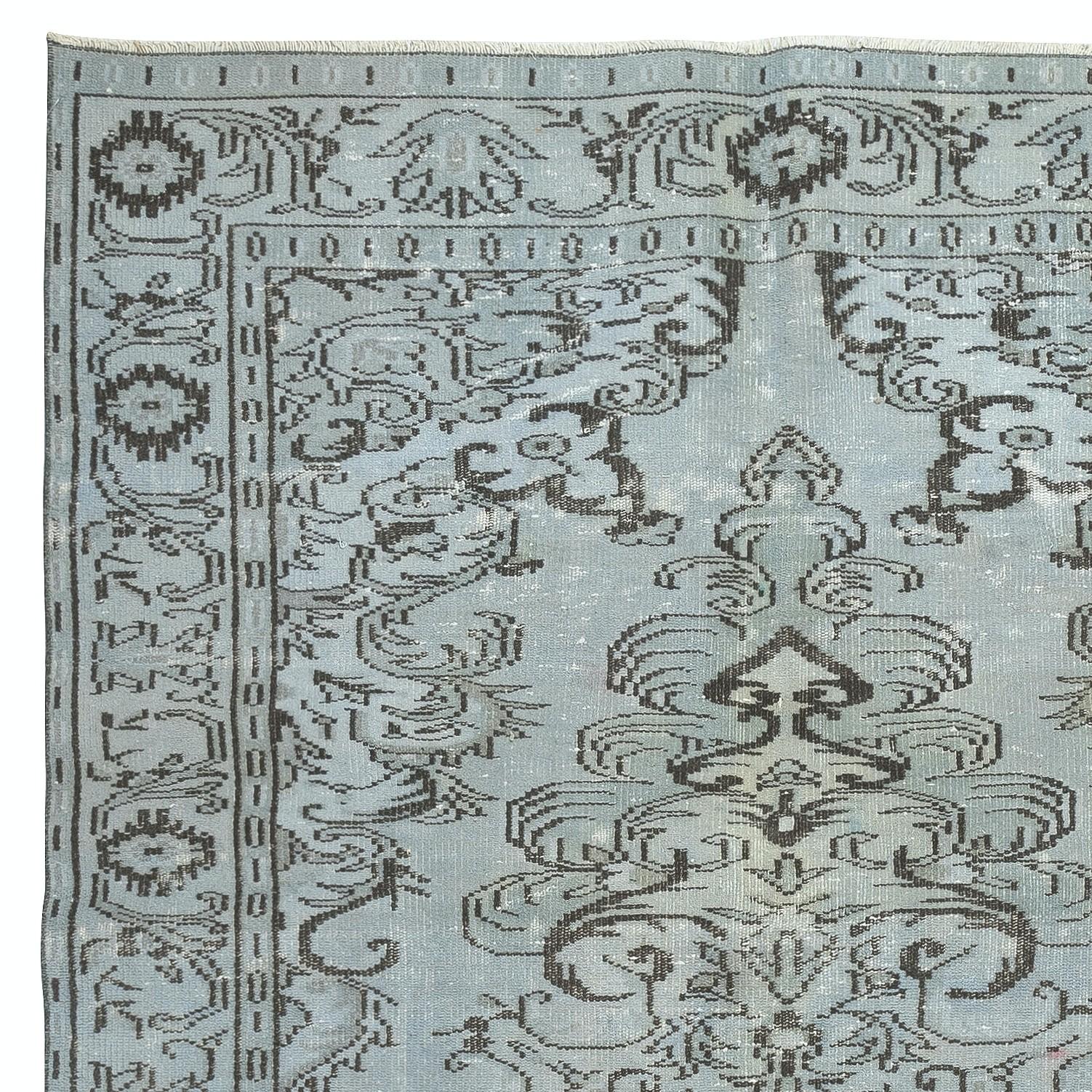5.7x9,8 Ft Authentischer moderner handgefertigter Teppich aus türkischer Wolle in hellblauer Farbe (Türkisch) im Angebot