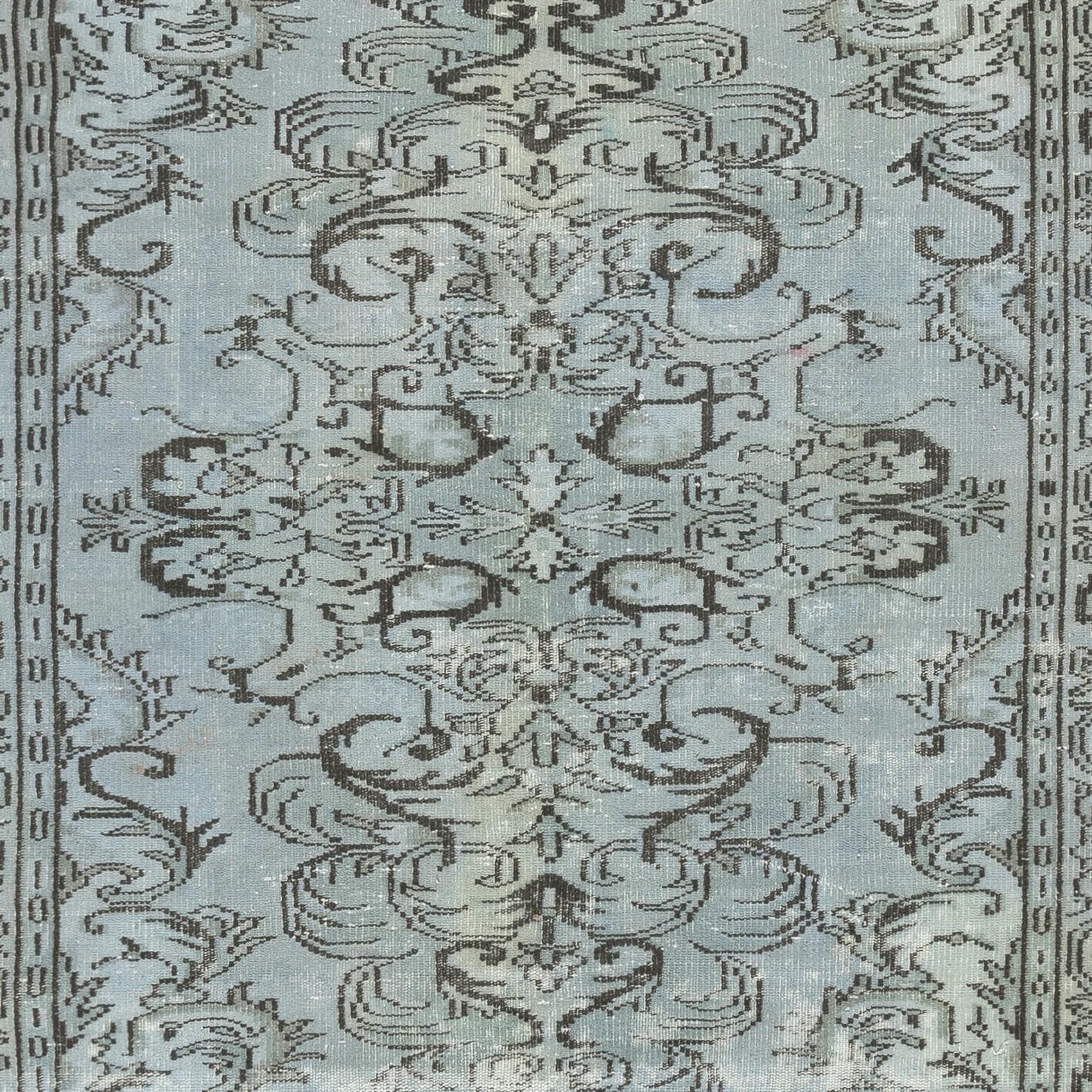 5.7x9,8 Ft Authentischer moderner handgefertigter Teppich aus türkischer Wolle in hellblauer Farbe (Handgeknüpft) im Angebot