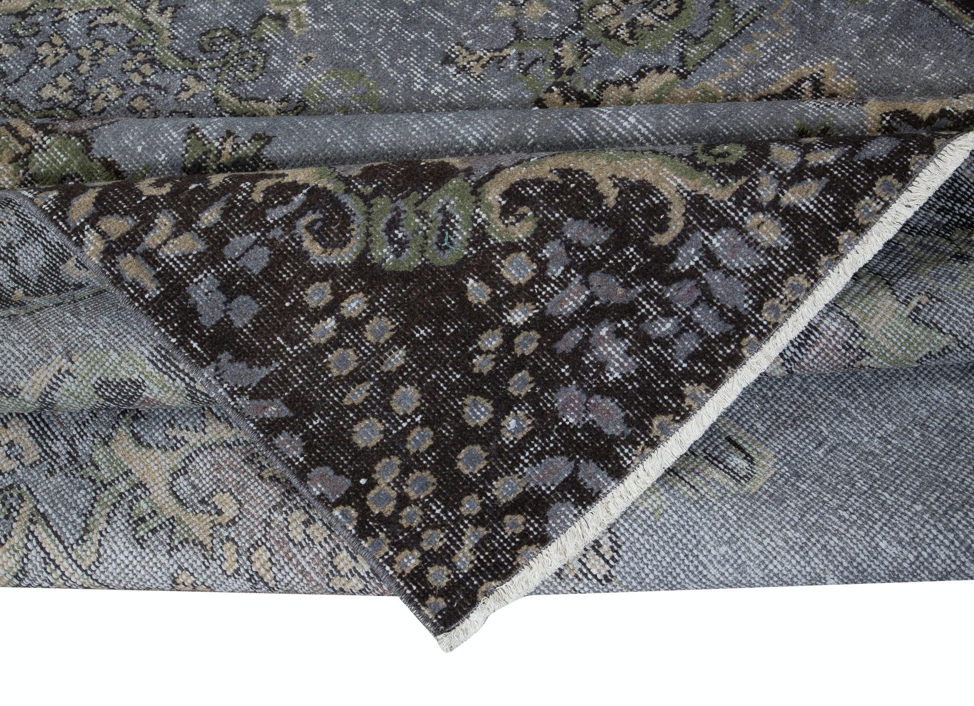 5.7x9,8 Ft Handgefertigter türkischer Teppich mit Medaillon in Eisengrau, Beige und Armeegrün (Moderne) im Angebot