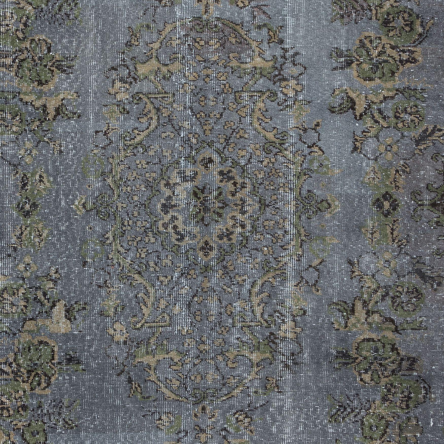 5.7x9,8 Ft Handgefertigter türkischer Teppich mit Medaillon in Eisengrau, Beige und Armeegrün (Handgewebt) im Angebot