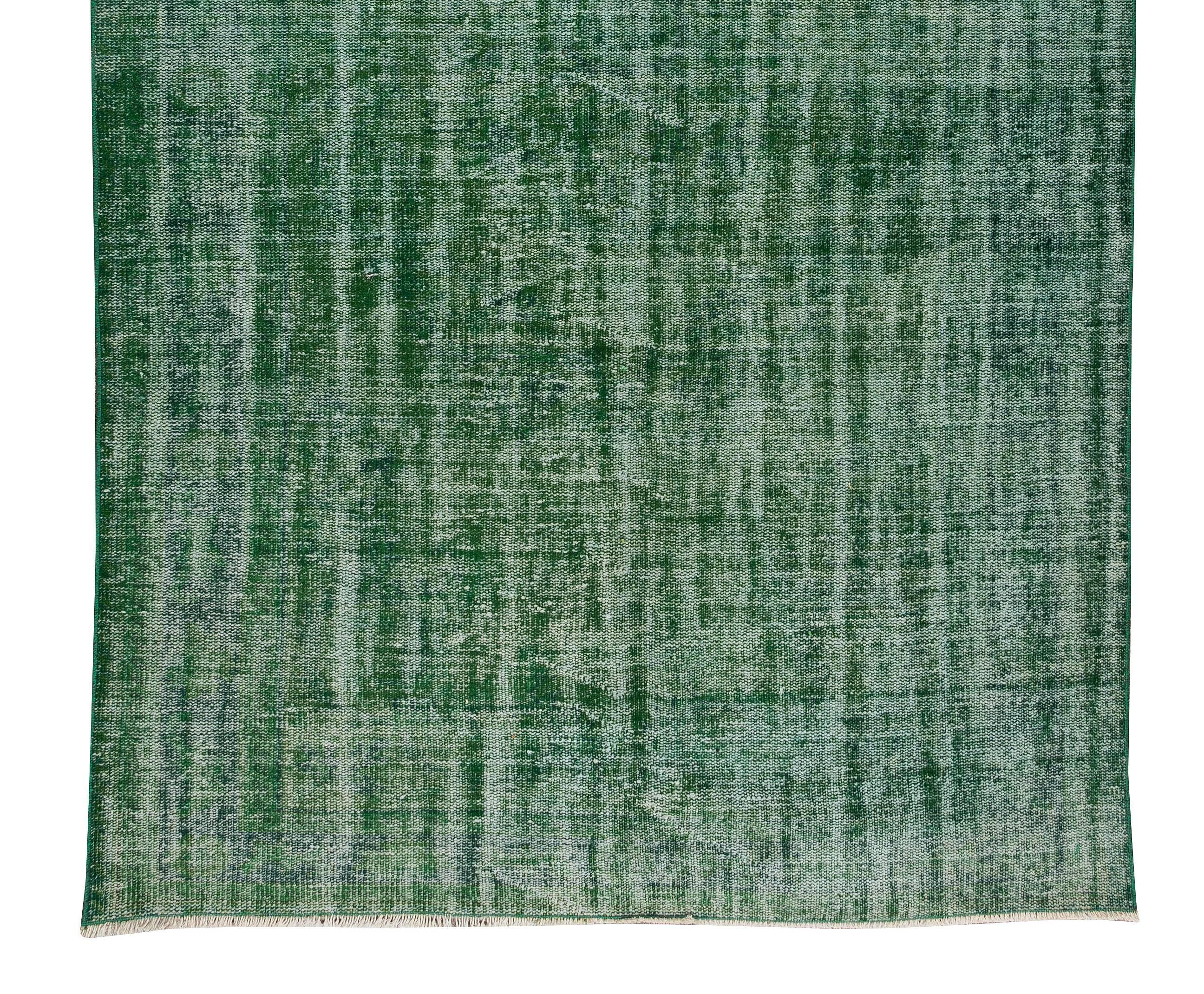 5.7x9.8 Ft Handmade Vintage Turkish Rug, Plain Green Contemporary Wool Carpet In Good Condition For Sale In Philadelphia, PA