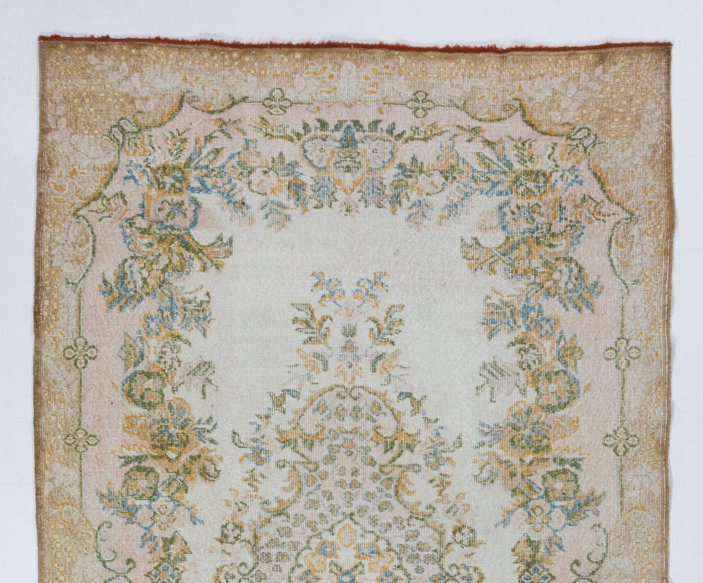 Tapis turc vintage des années 1950, finement noué à la main, présentant un motif floral en médaillon. Le tapis a même des poils bas en laine sur une base en coton. Il est lourd et repose à plat sur le sol, en très bon état et sans problème. Il a été