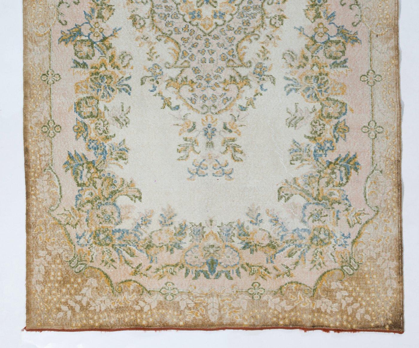 Turc 5.7x9.8 Ft Mid-20th Century Handmade Turkish Oushak Rug, Sun Faded Wool Carpet (tapis de laine décoloré par le soleil) en vente