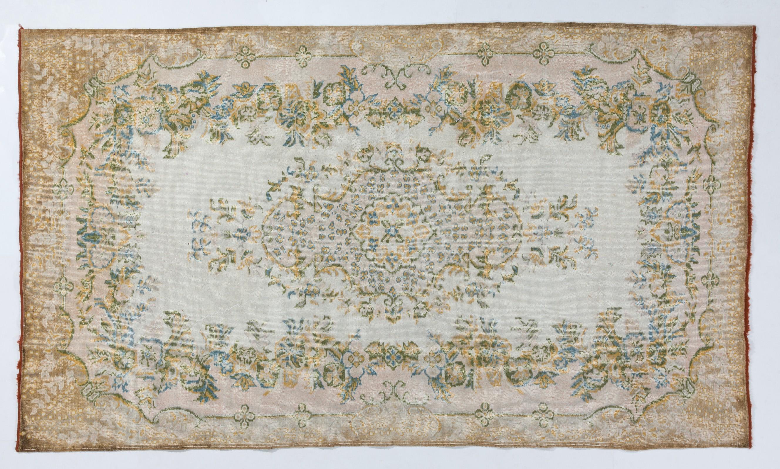 5.7x9.8 Ft Mid-20th Century Handmade Turkish Oushak Rug, Sun Faded Wool Carpet (tapis de laine décoloré par le soleil) Bon état - En vente à Philadelphia, PA