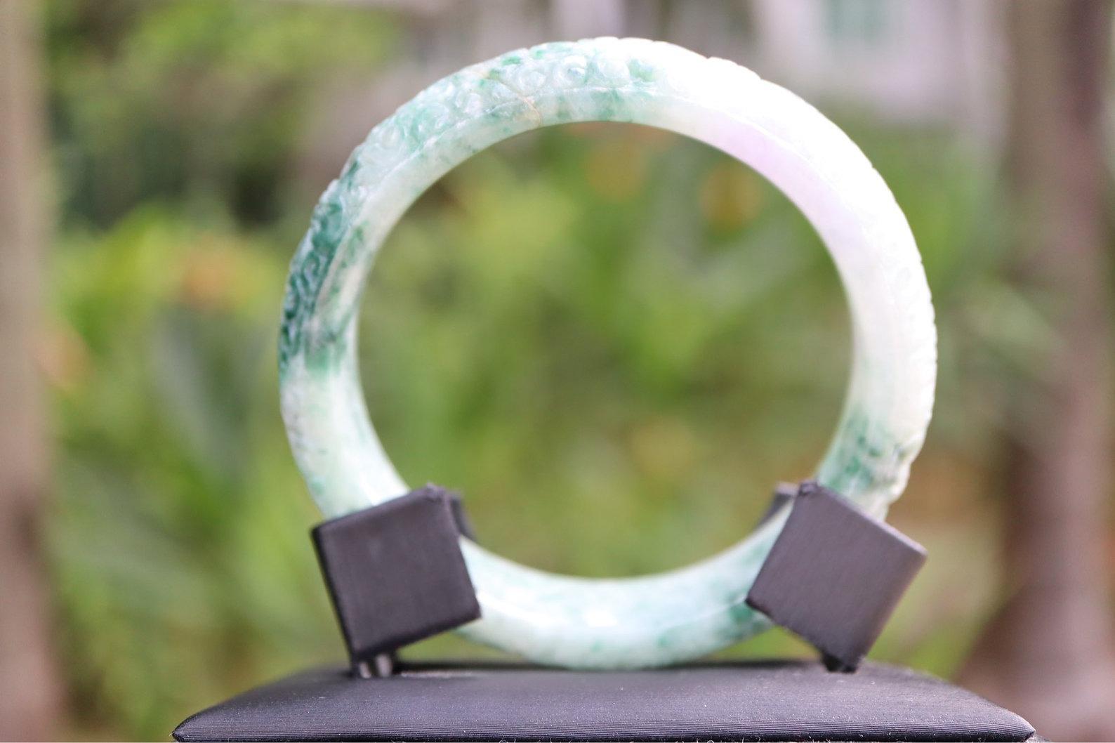 Type A Jadeite Jade Bangle (Jadeite Carved Bangle)

Bangles are one of the most popular forms of jadeite jewelry, symbolizing unity and eternity. Even today, it is widely believed in the Orient that a bangle will protect its wearer from disaster by