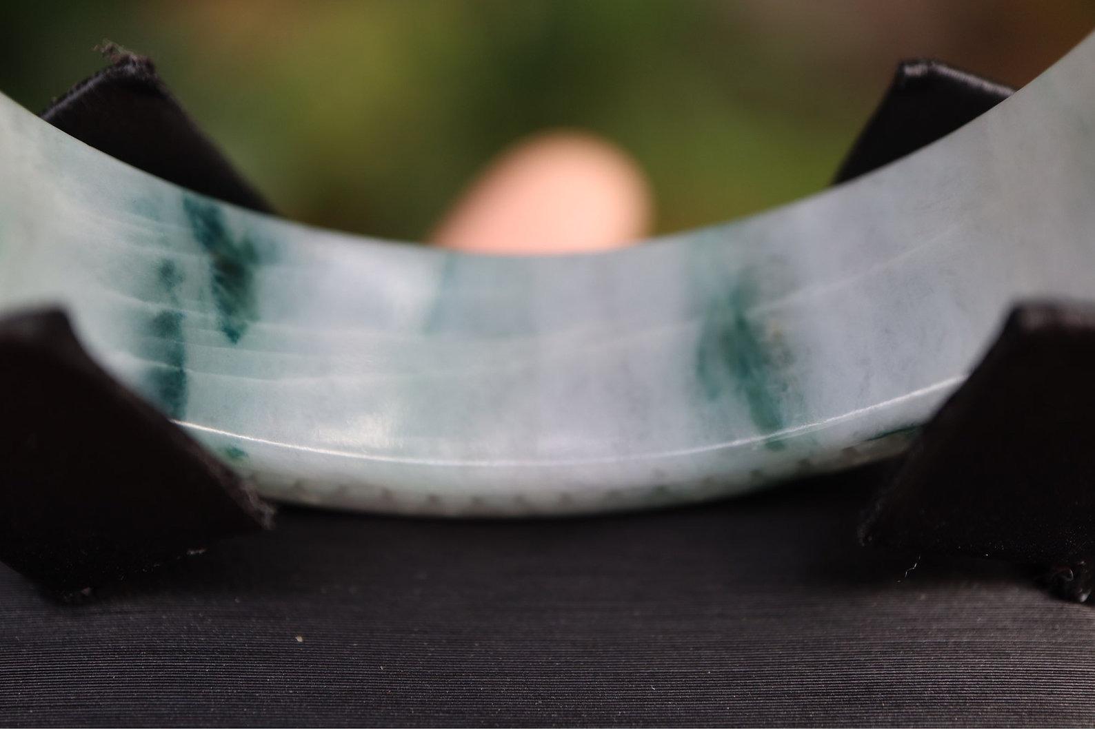 Art déco 58-60mm Type A Jadeite Jade Bangle with Beautiful hand carving en vente