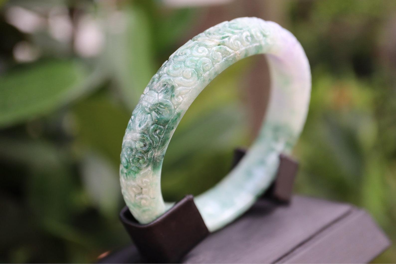 Art Deco 58-60mm Type A Jadeite Jade Bangle (Jadeite Carved Bangle) For Sale