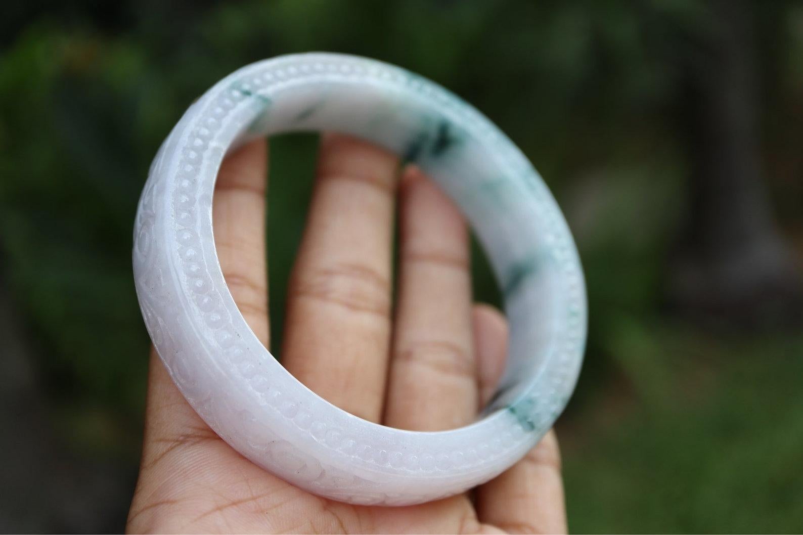 Taille cabochon 58-60mm Type A Jadeite Jade Bangle with Beautiful hand carving en vente