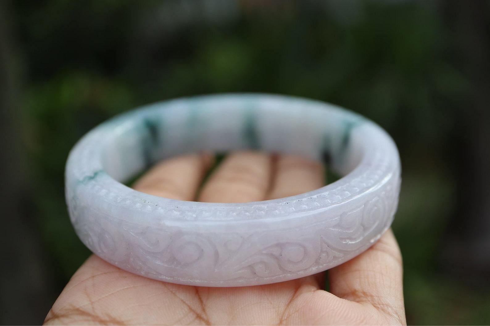 58-60mm Type A Jadeite Jade Bangle with Beautiful hand carving Pour femmes en vente