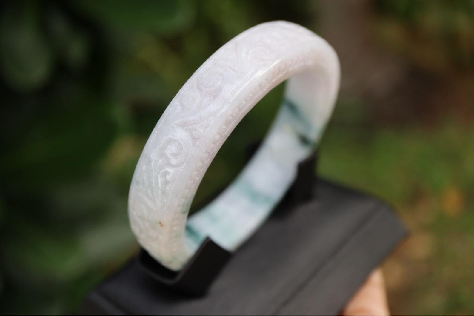 58-60mm Type A Jadeite Jade Bangle with Beautiful hand carving en vente 1