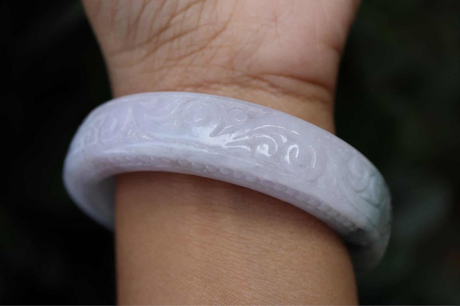 58-60mm Type A Jadeite Jade Bangle with Beautiful hand carving en vente 2