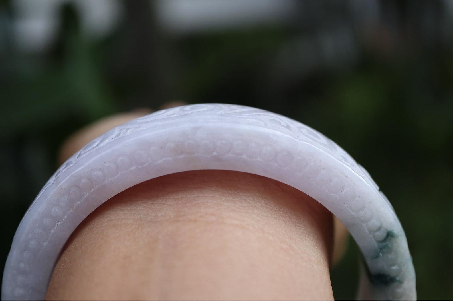 58-60mm Type A Jadeite Jade Bangle with Beautiful hand carving en vente 3